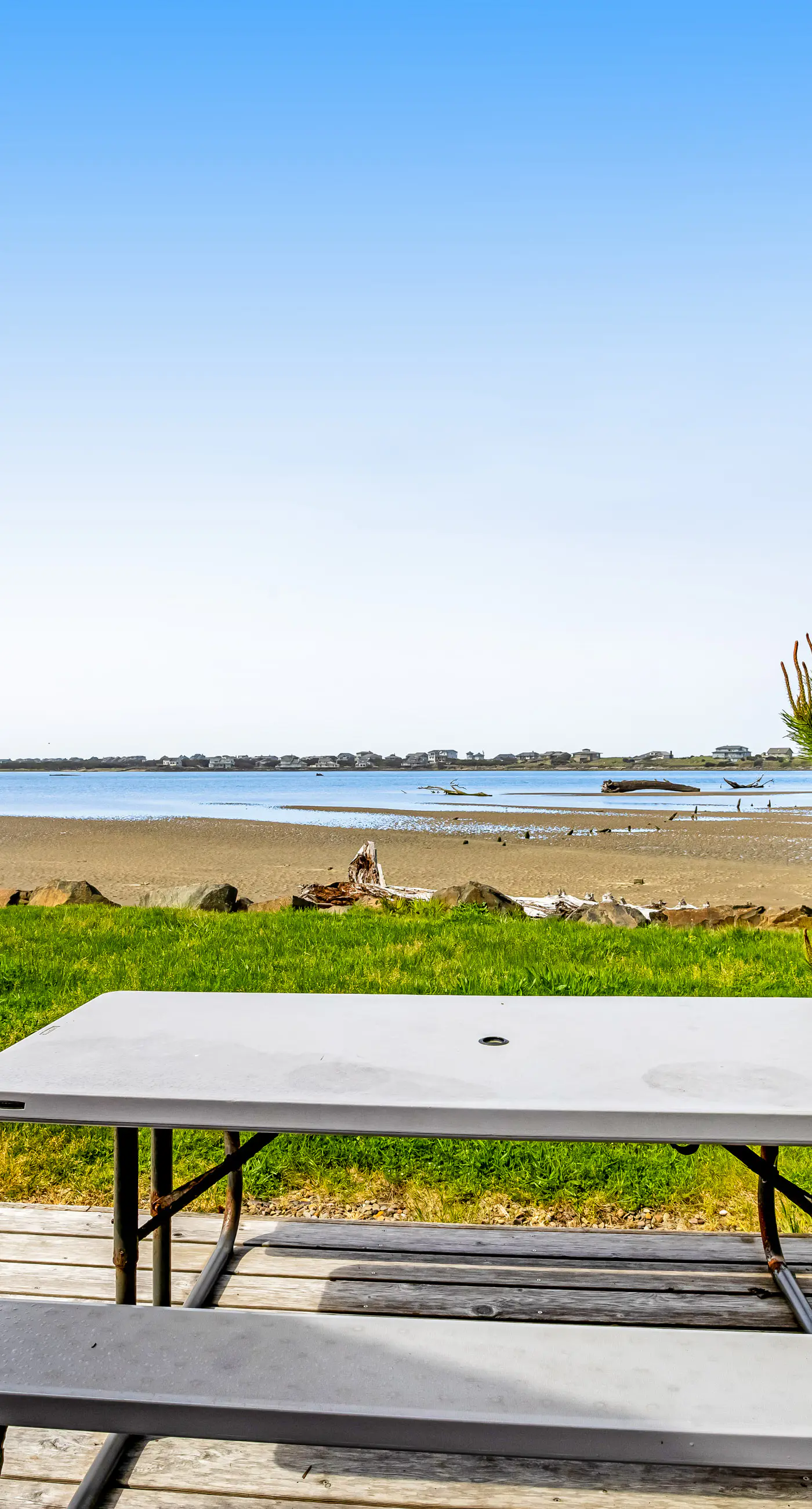 Dog Friendly Bayfront Beauty with a Private Hot Tub Free WiFi and Washer Dryer