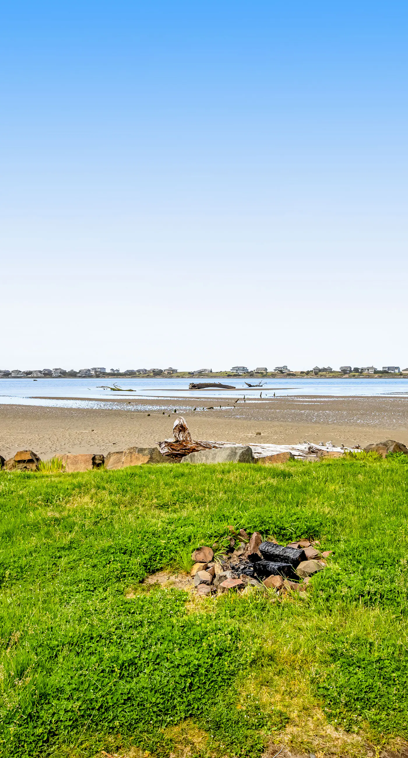 Dog Friendly Bayfront Beauty with a Private Hot Tub Free WiFi and Washer Dryer