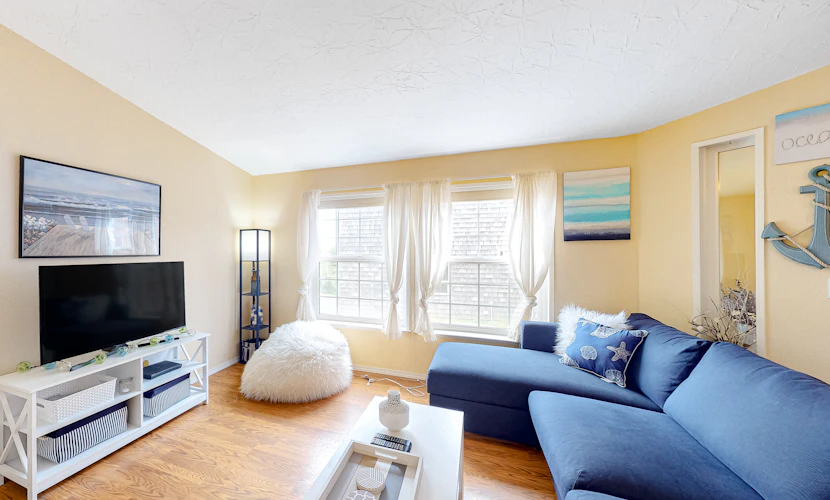 Lighthouse Inspired Home with Ocean Views Gas Fireplace Fast WiFi 2 Dogs OK