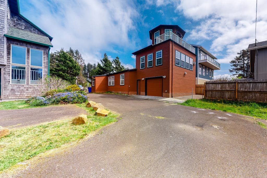 Lighthouse Inspired Home with Ocean Views Gas Fireplace Fast WiFi 2 Dogs OK