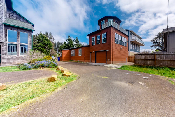 Lighthouse Inspired Home with Ocean Views Gas Fireplace Fast WiFi 2 Dogs OK