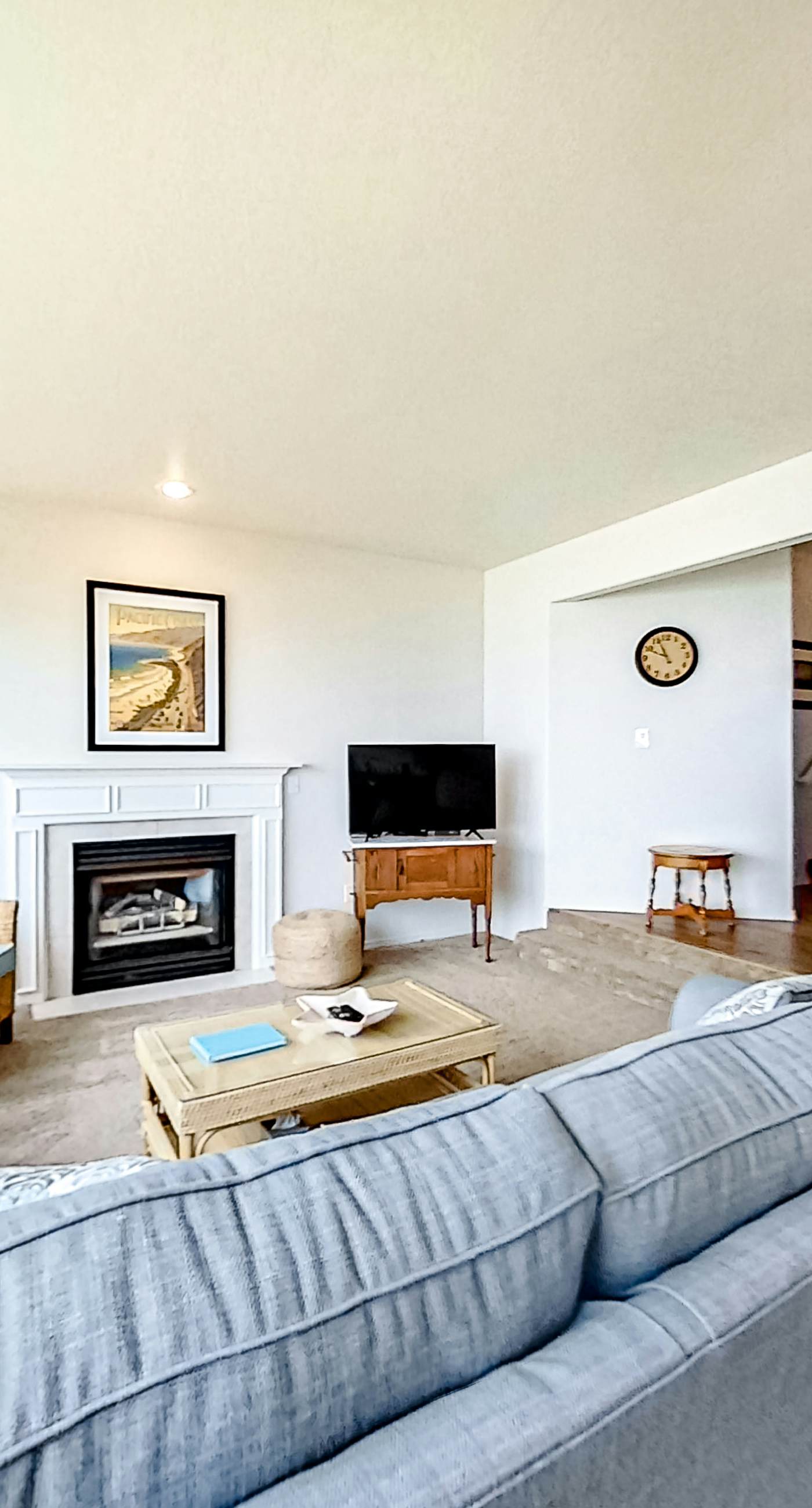 Two Story Dog Friendly Oceanfront Home with Free WiFi and Gas Fireplace