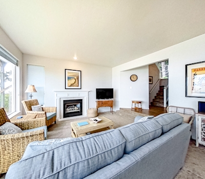 Two Story Dog Friendly Oceanfront Home with Free WiFi and Gas Fireplace