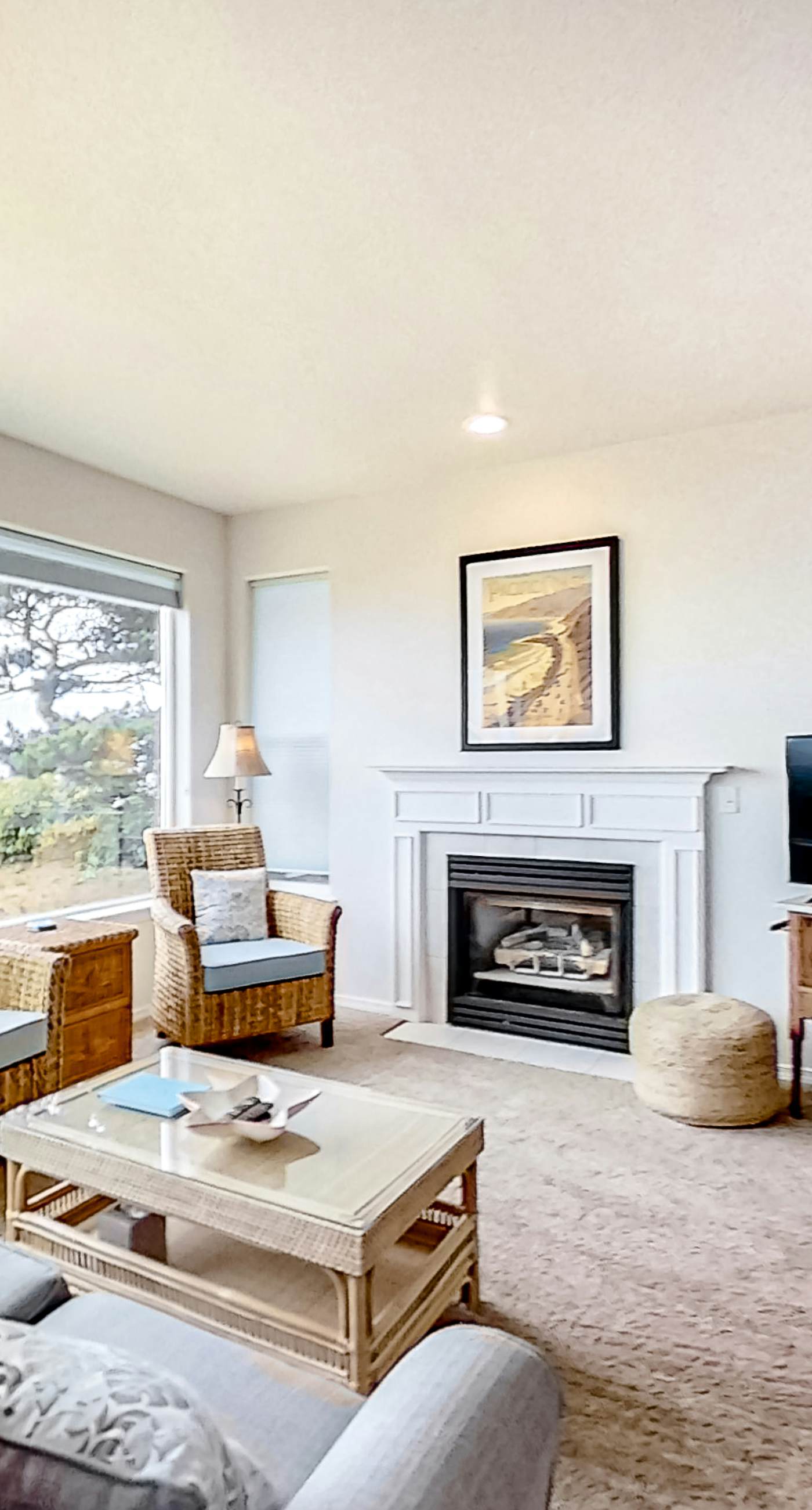 Two Story Dog Friendly Oceanfront Home with Free WiFi and Gas Fireplace