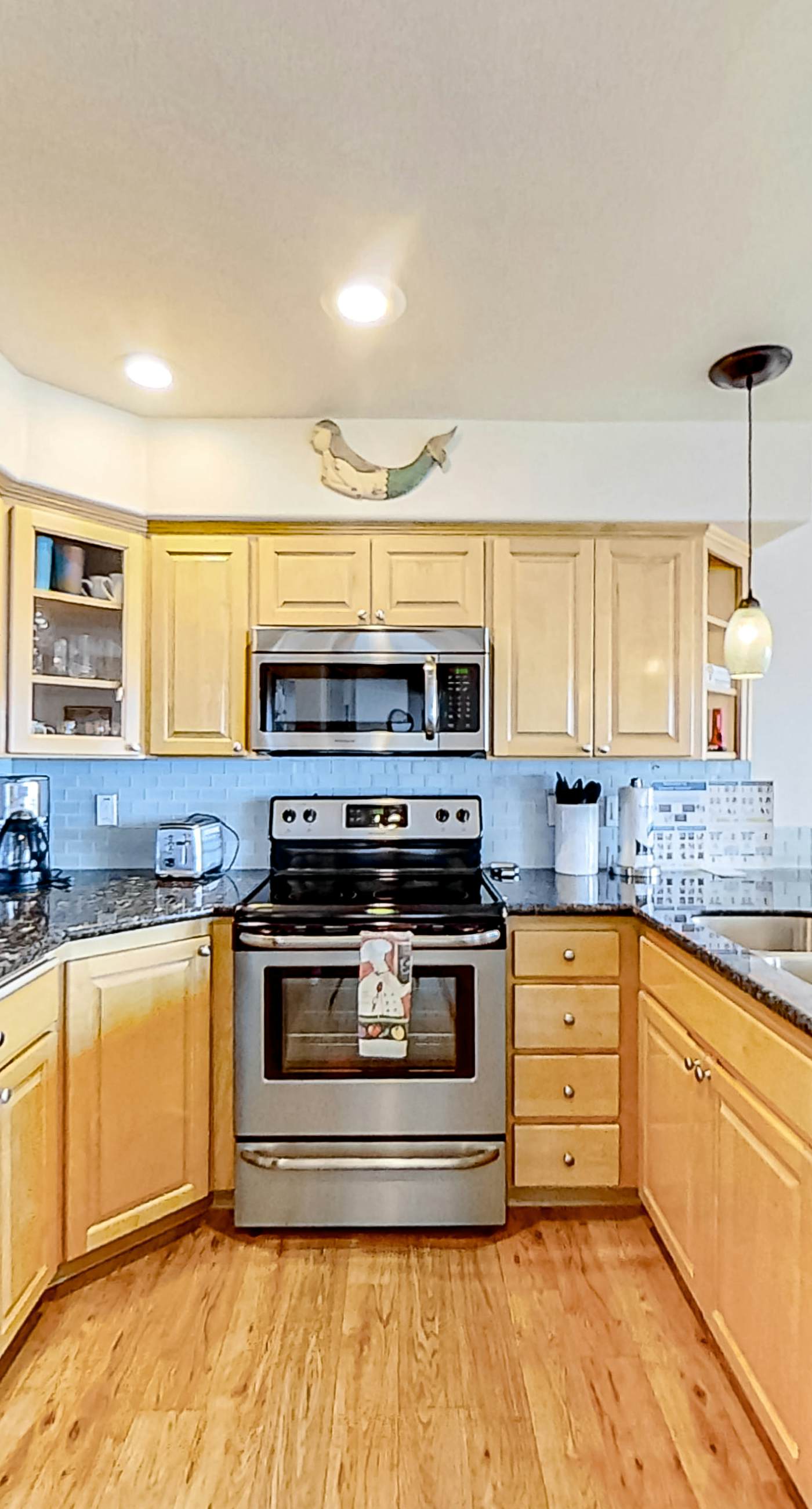 Two Story Dog Friendly Oceanfront Home with Free WiFi and Gas Fireplace