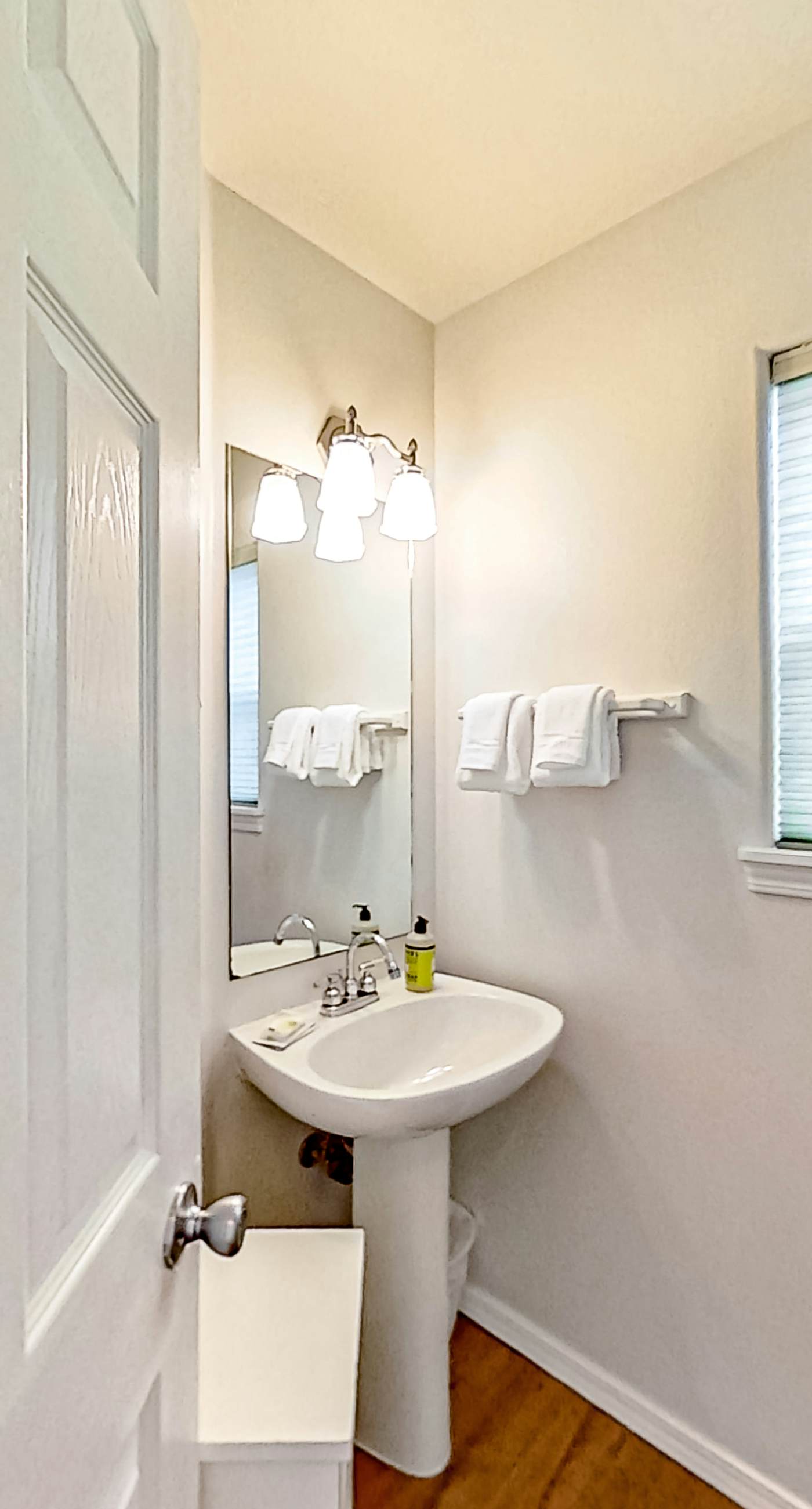 Two Story Dog Friendly Oceanfront Home with Free WiFi and Gas Fireplace