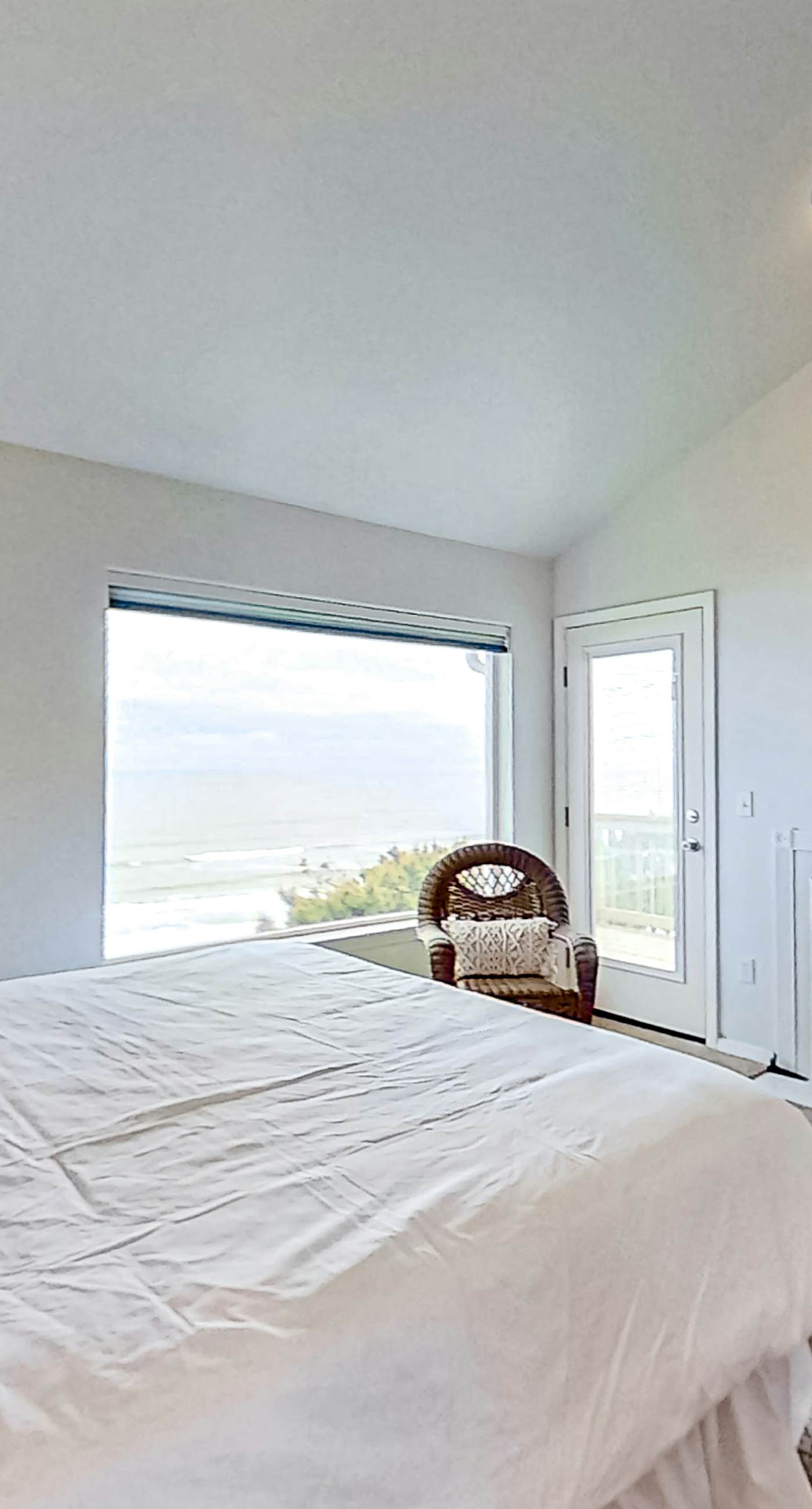 Two Story Dog Friendly Oceanfront Home with Free WiFi and Gas Fireplace