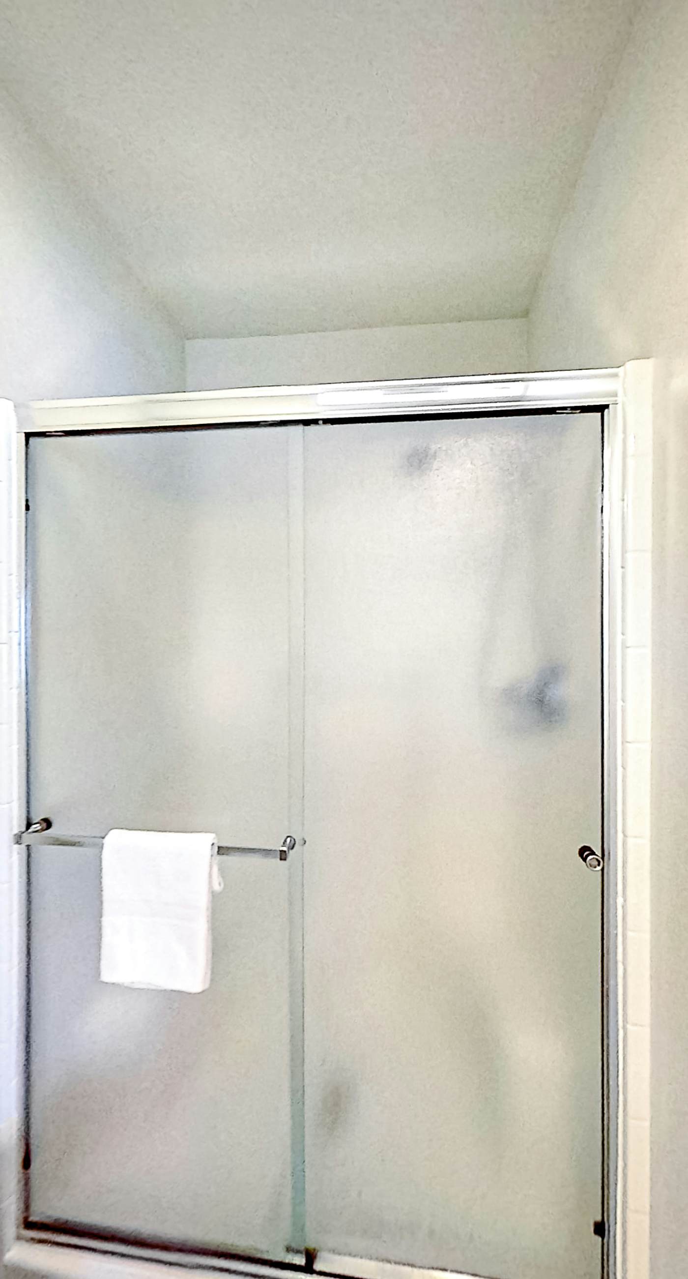 Two Story Dog Friendly Oceanfront Home with Free WiFi and Gas Fireplace