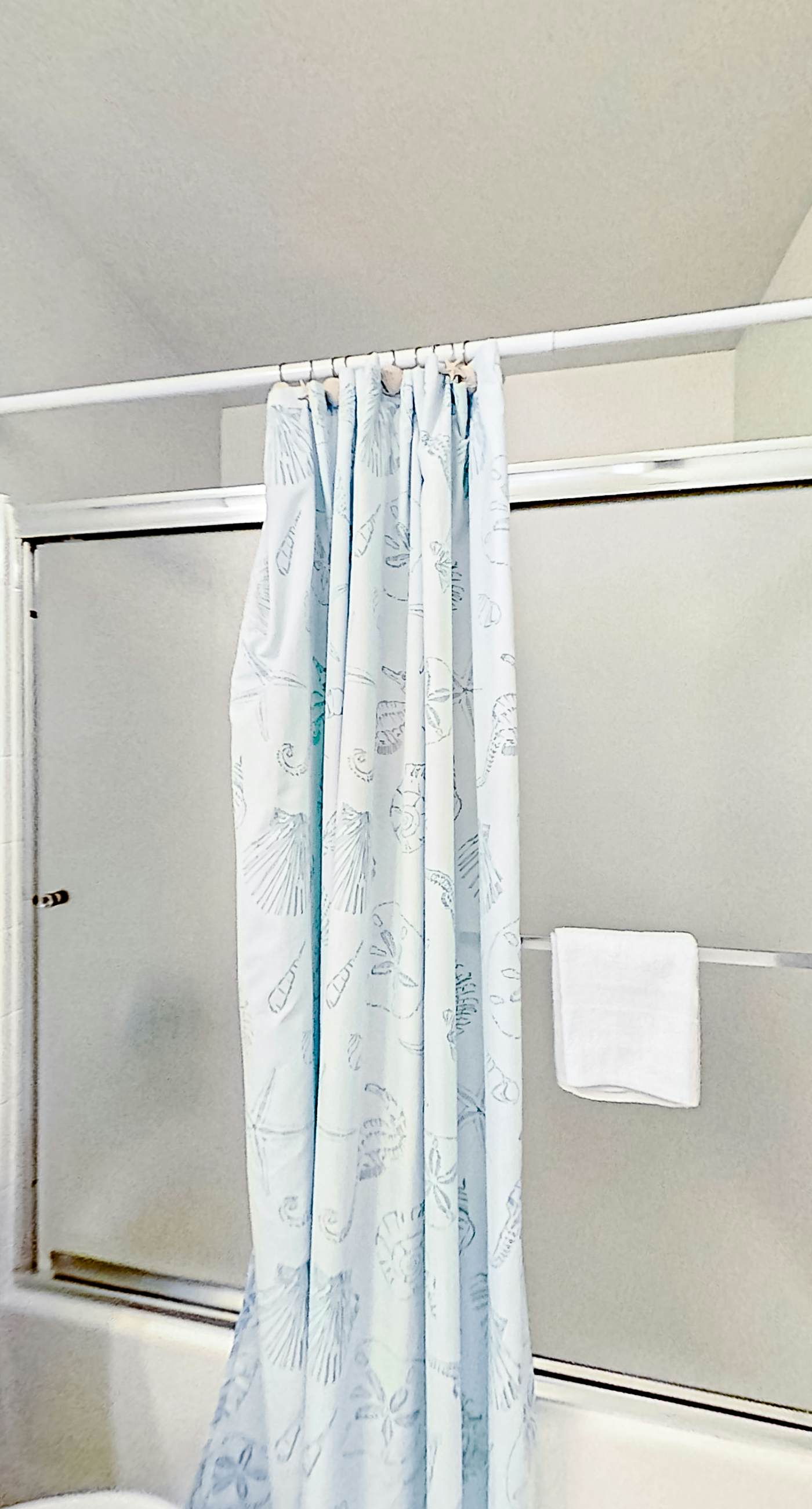 Two Story Dog Friendly Oceanfront Home with Free WiFi and Gas Fireplace