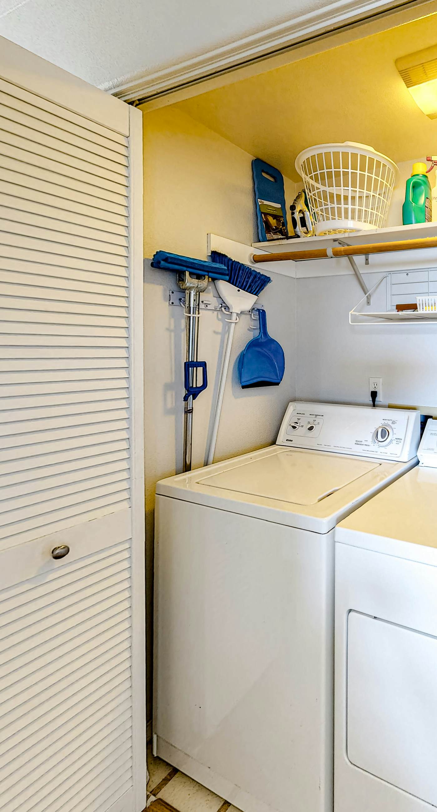 Two Story Dog Friendly Oceanfront Home with Free WiFi and Gas Fireplace