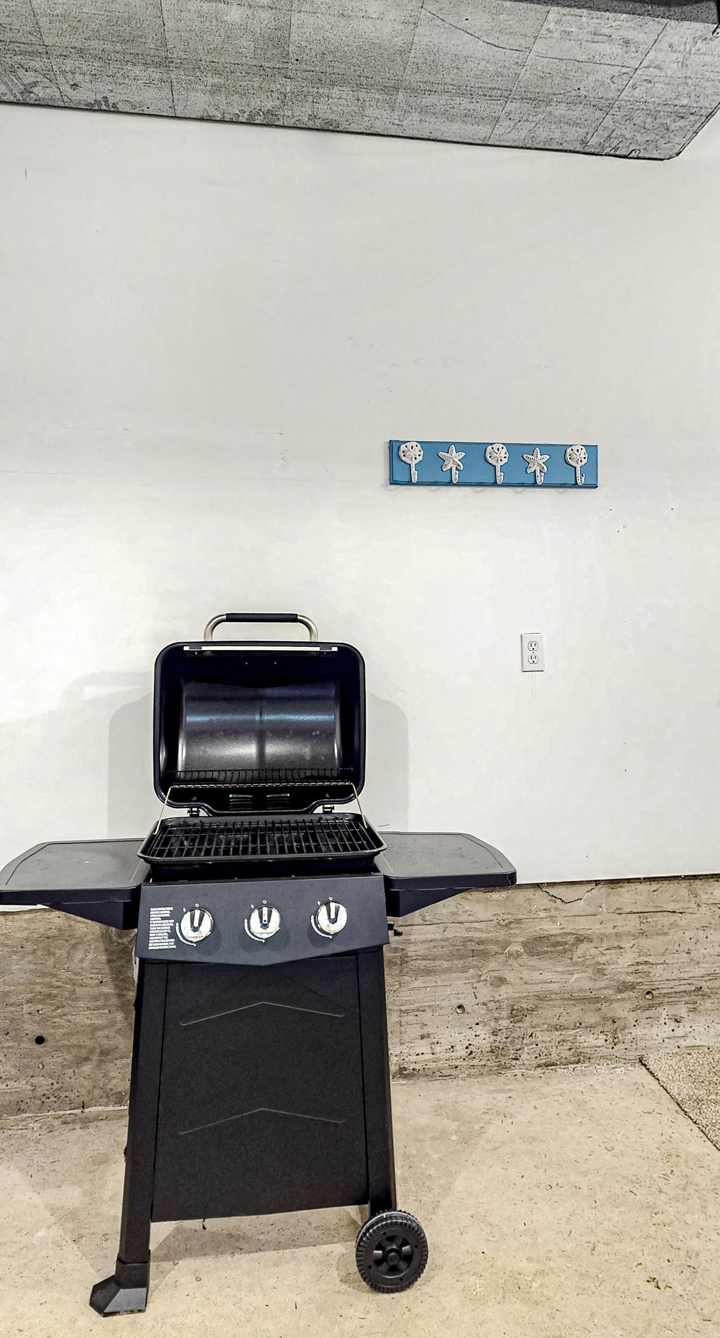 Two Story Dog Friendly Oceanfront Home with Free WiFi and Gas Fireplace