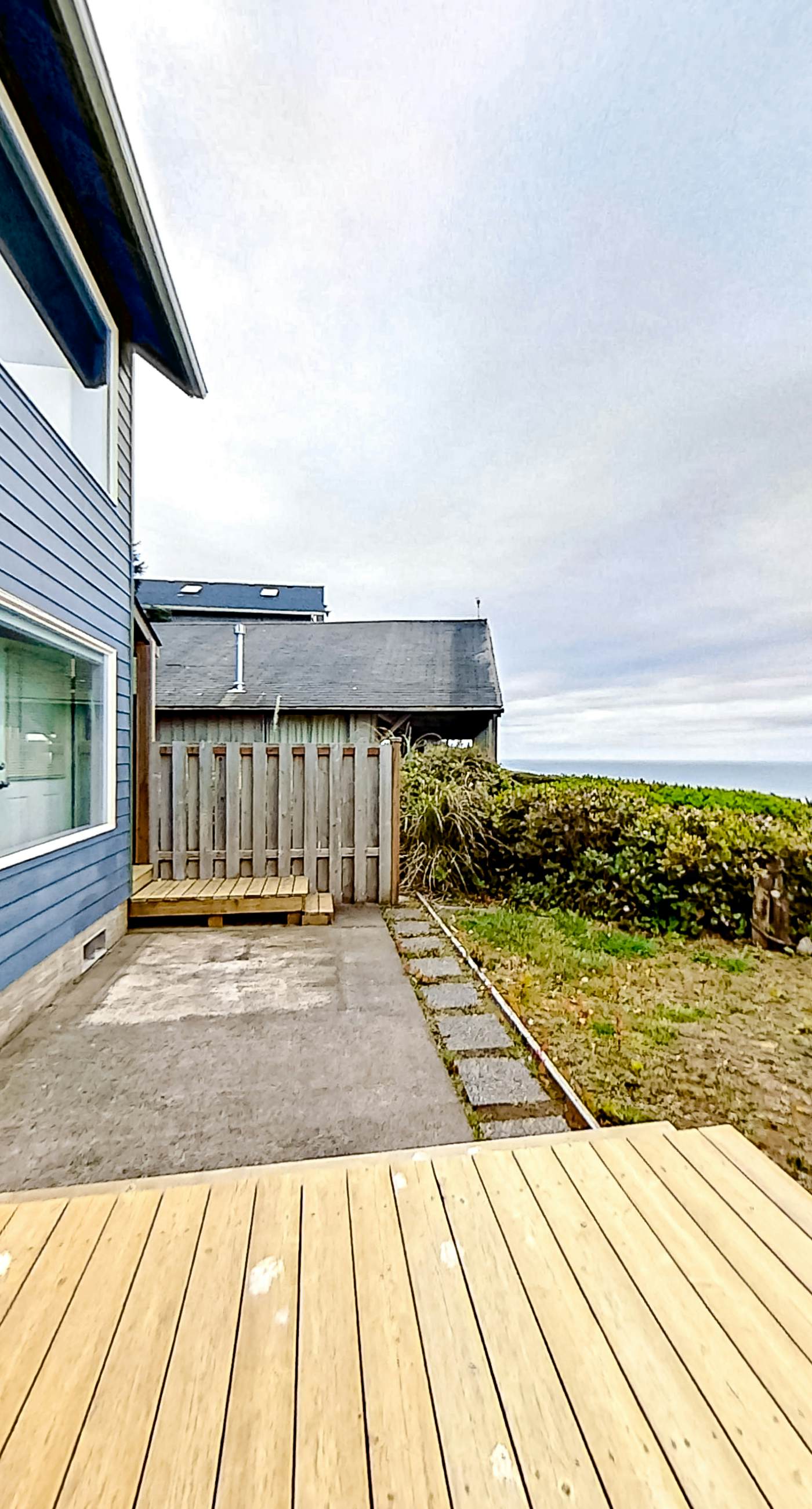 Two Story Dog Friendly Oceanfront Home with Free WiFi and Gas Fireplace