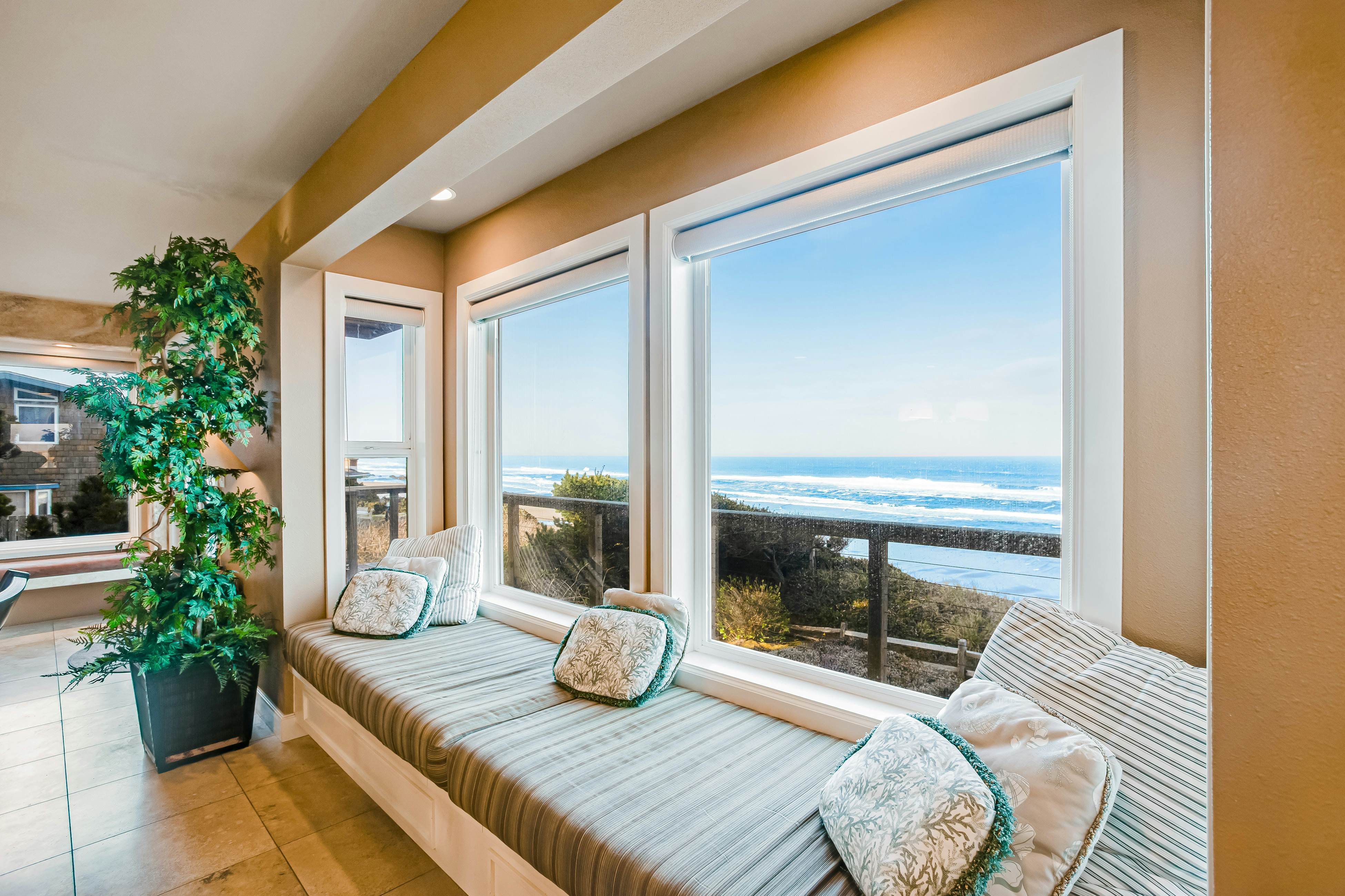Stunning Oceanfront Retreat with Full Kitchen, Private Hot Tub, High-Speed WiFi