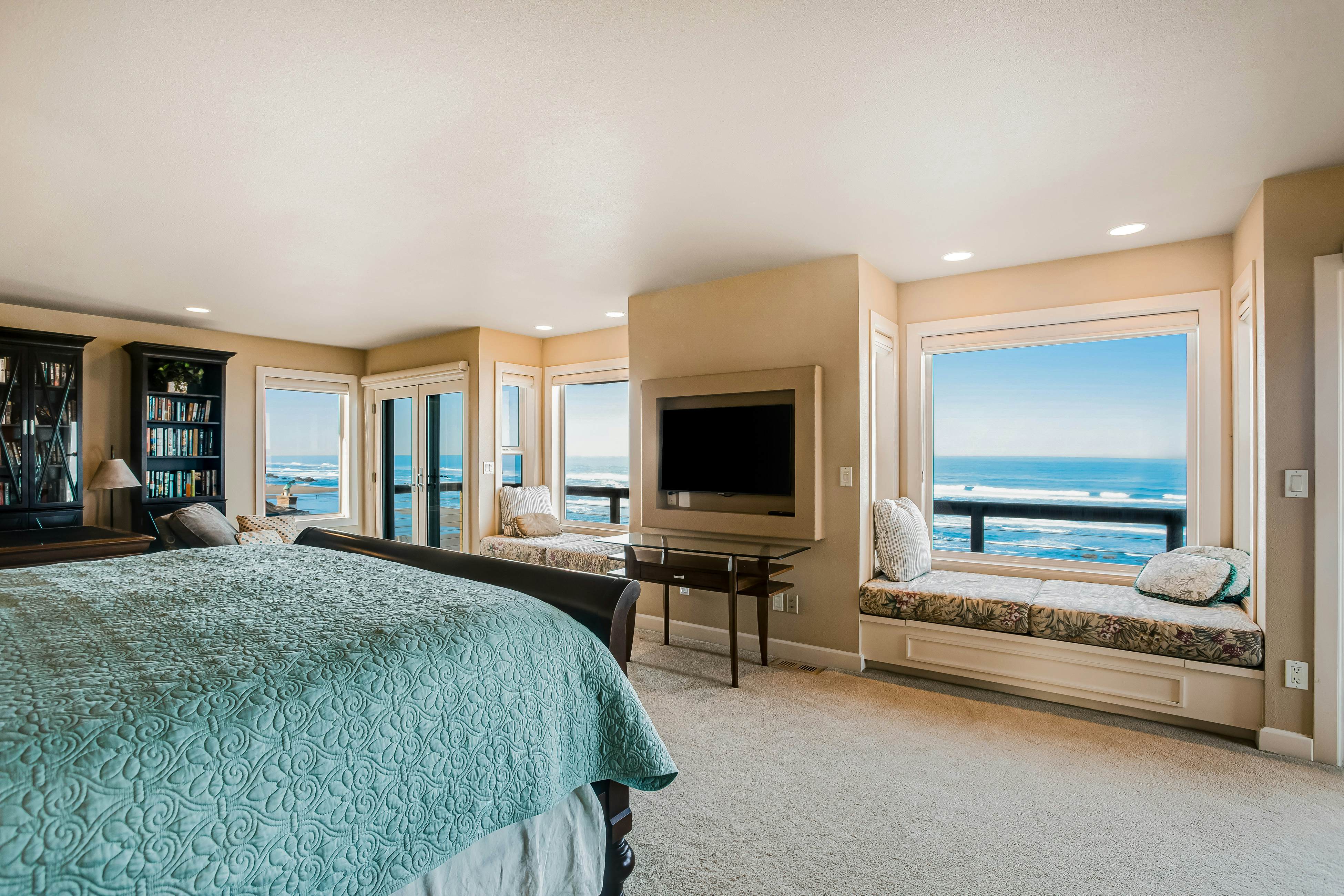 Stunning Oceanfront Retreat with Full Kitchen, Private Hot Tub, High-Speed WiFi