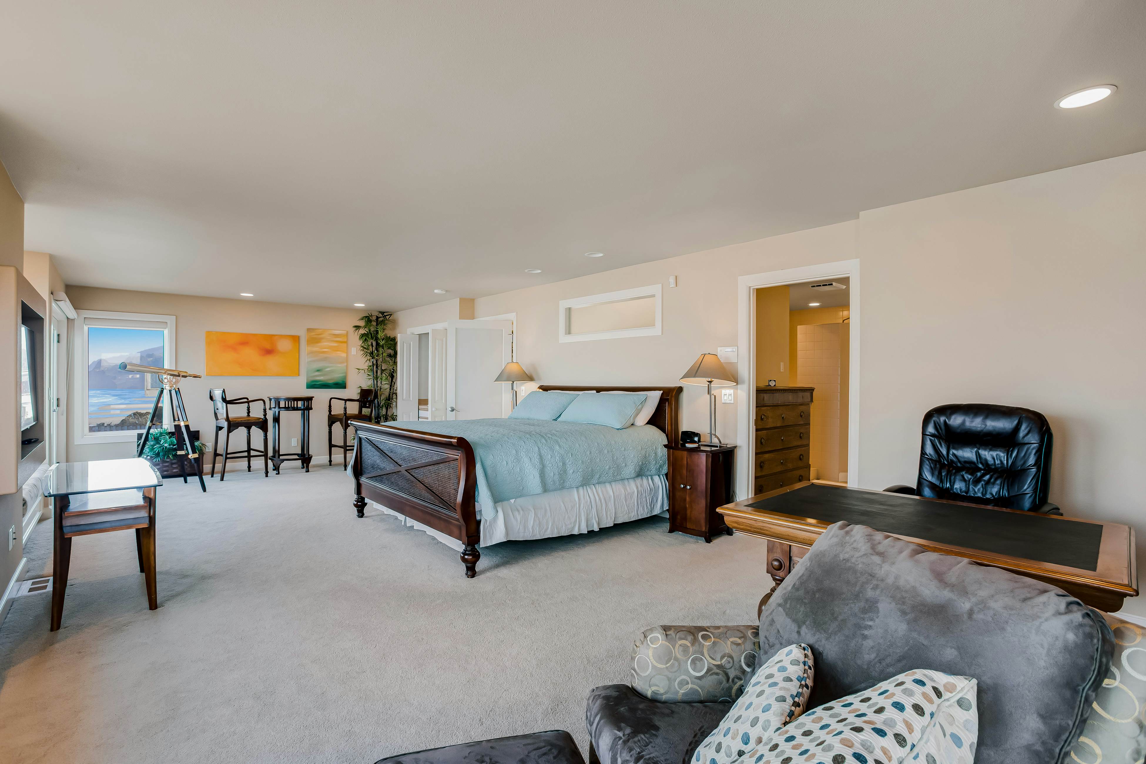 Stunning Oceanfront Retreat with Full Kitchen, Private Hot Tub, High-Speed WiFi