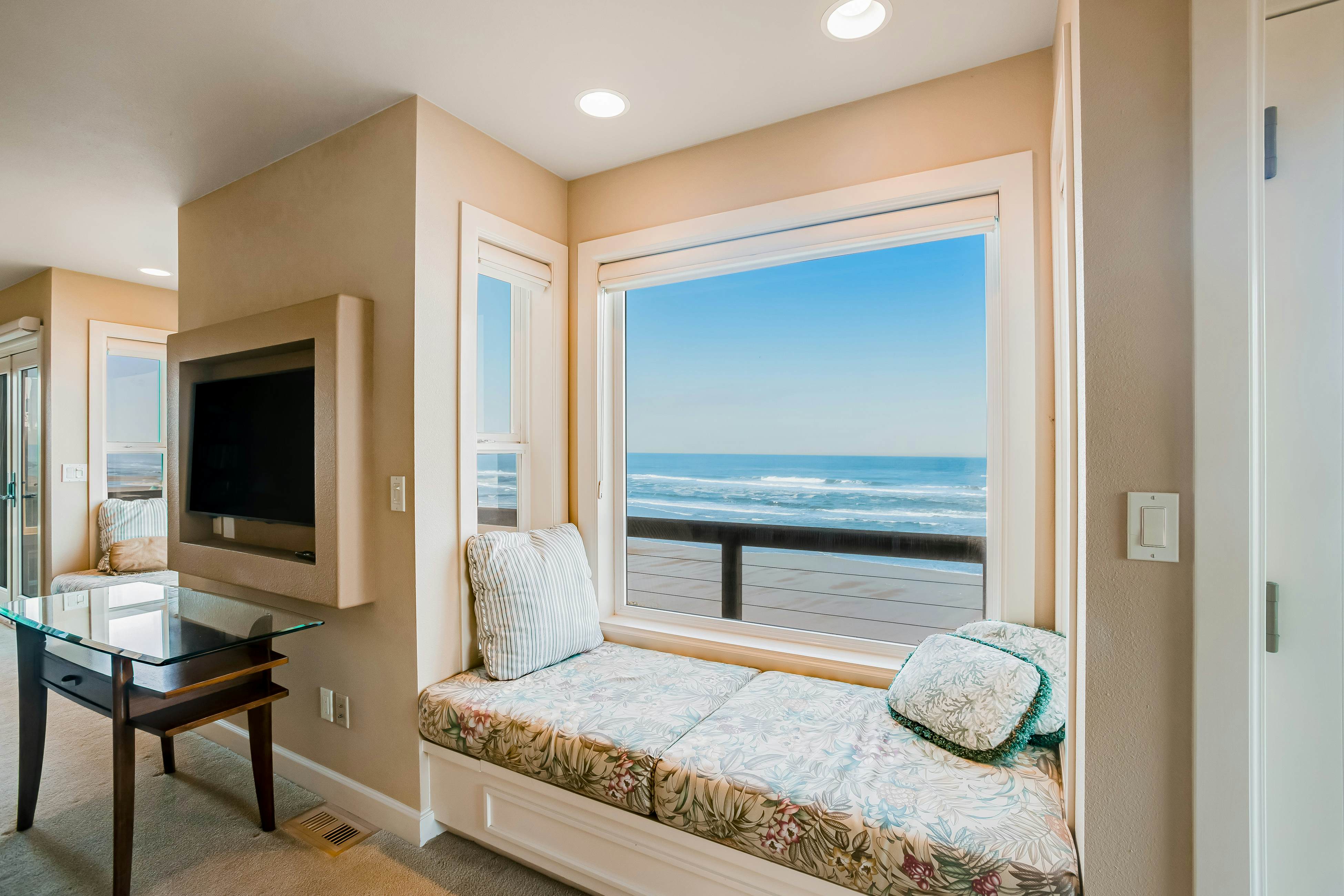 Stunning Oceanfront Retreat with Full Kitchen, Private Hot Tub, High-Speed WiFi