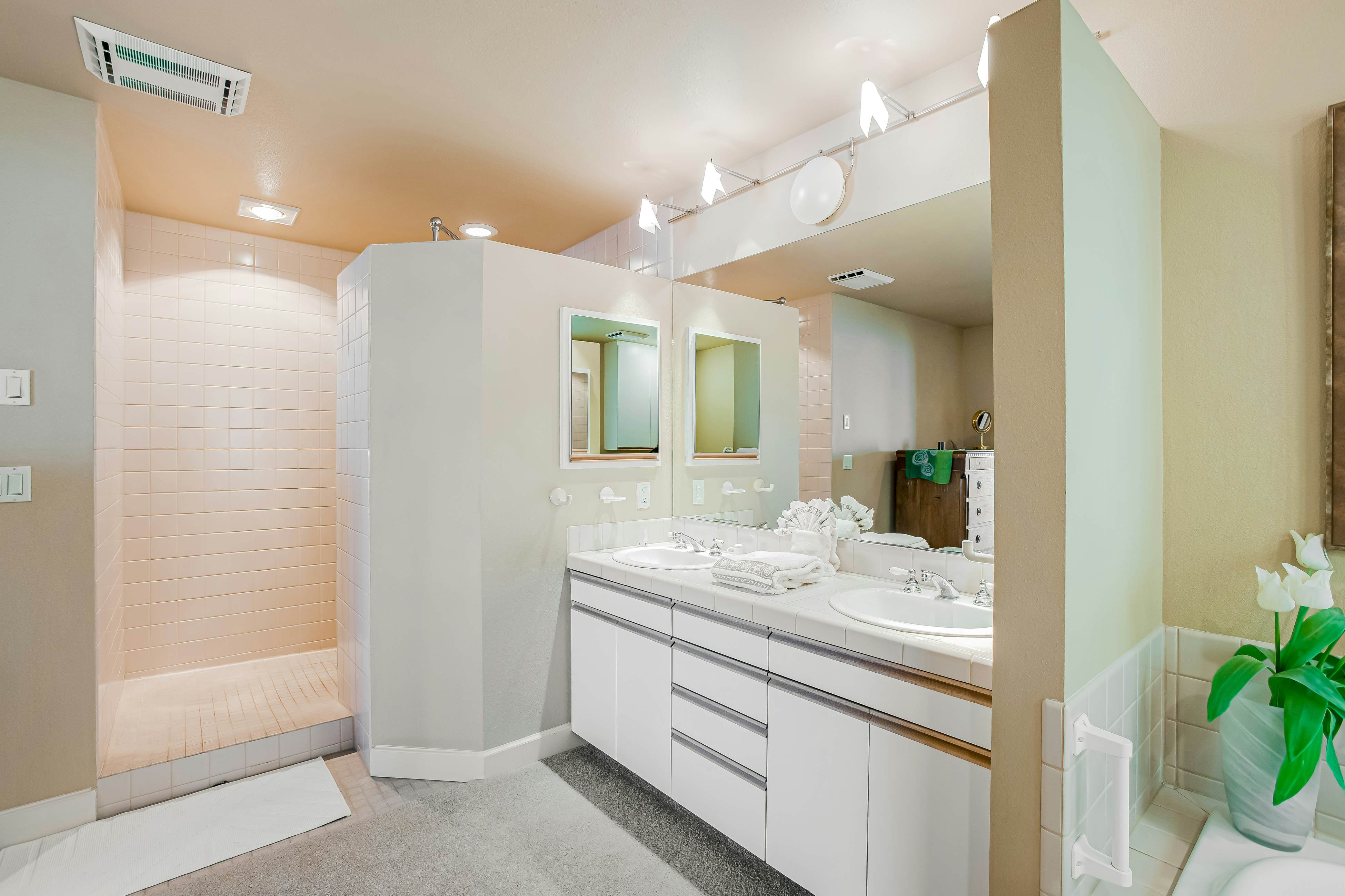 Stunning Oceanfront Retreat with Full Kitchen, Private Hot Tub, High-Speed WiFi