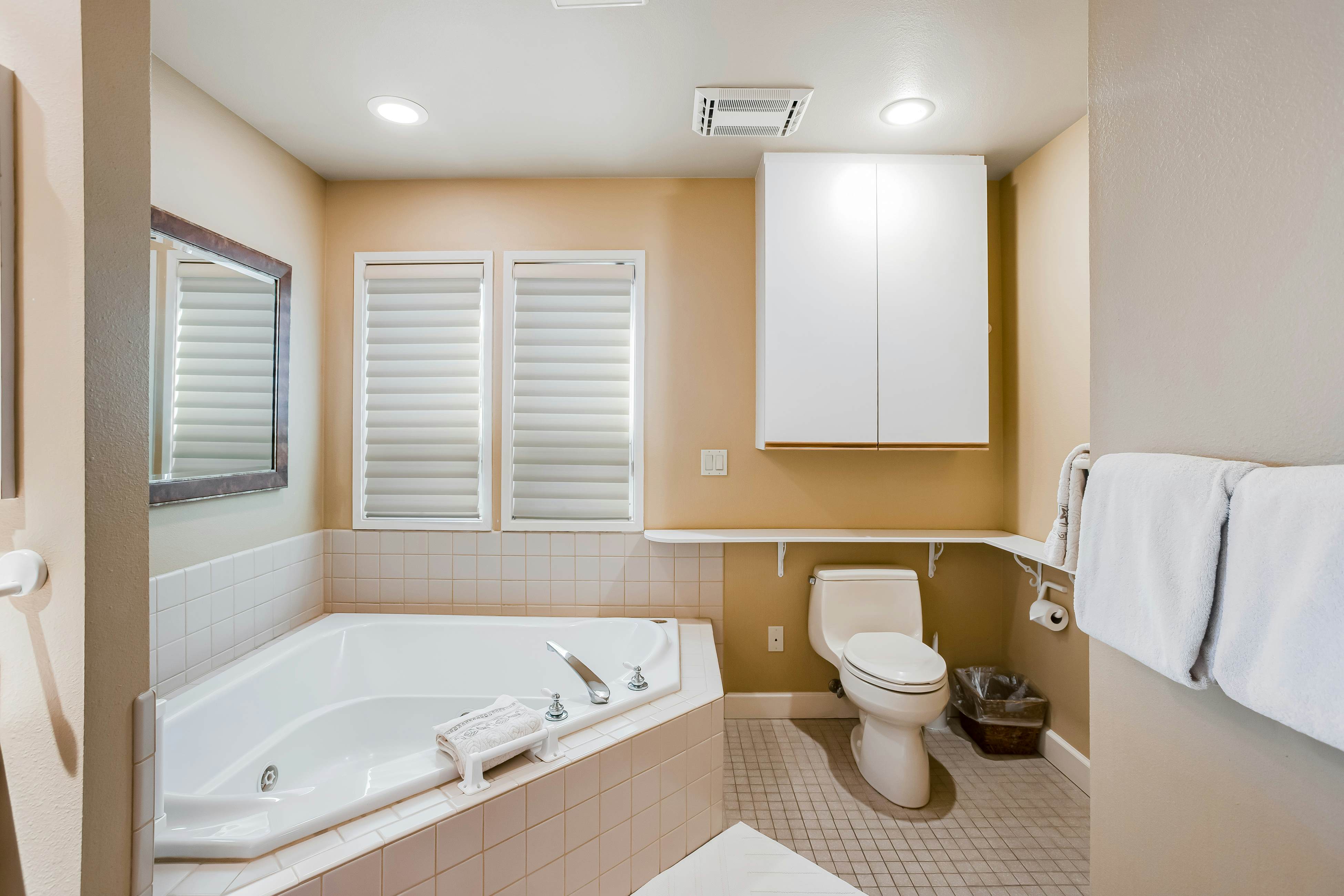 Stunning Oceanfront Retreat with Full Kitchen, Private Hot Tub, High-Speed WiFi