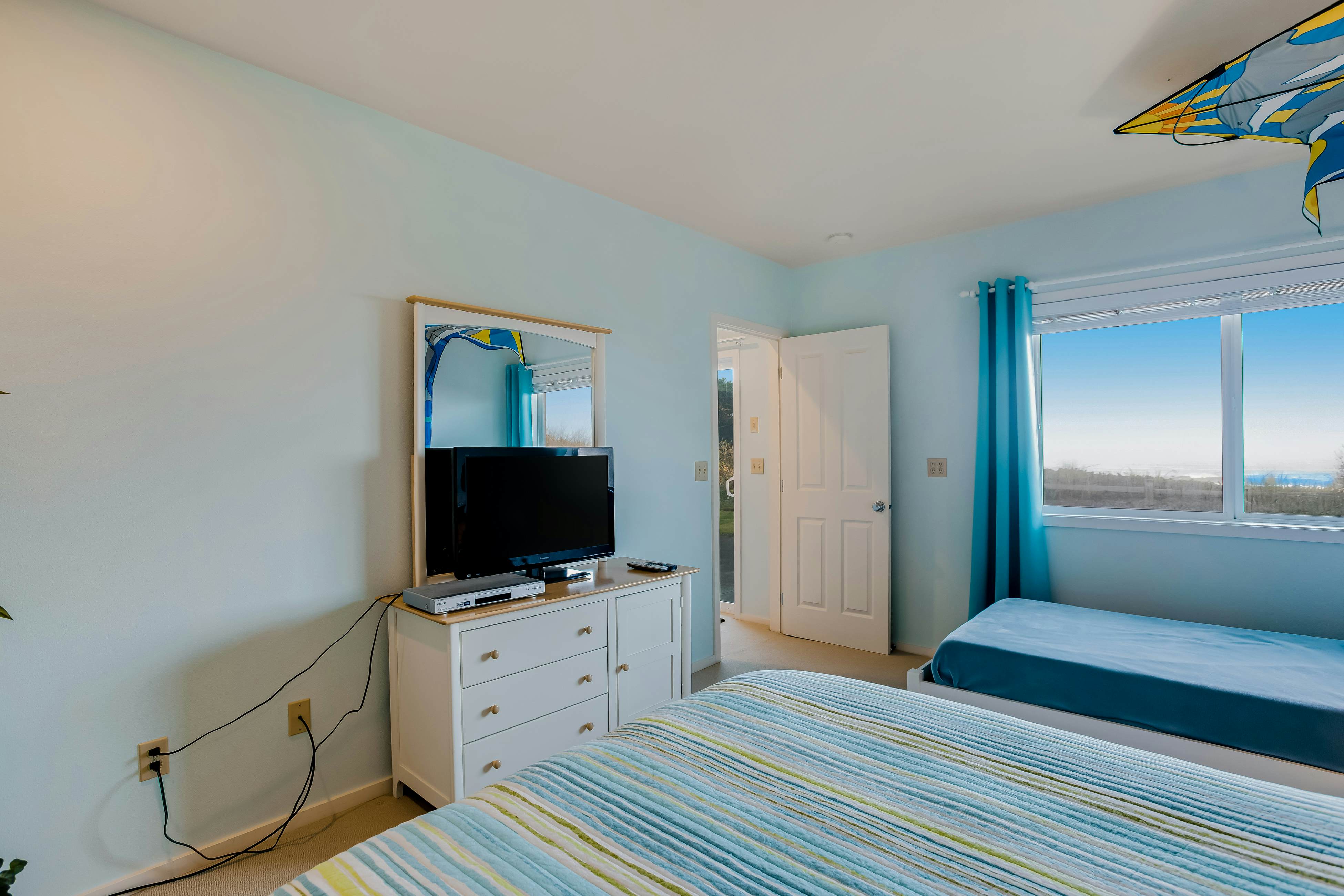 Stunning Oceanfront Retreat with Full Kitchen, Private Hot Tub, High-Speed WiFi