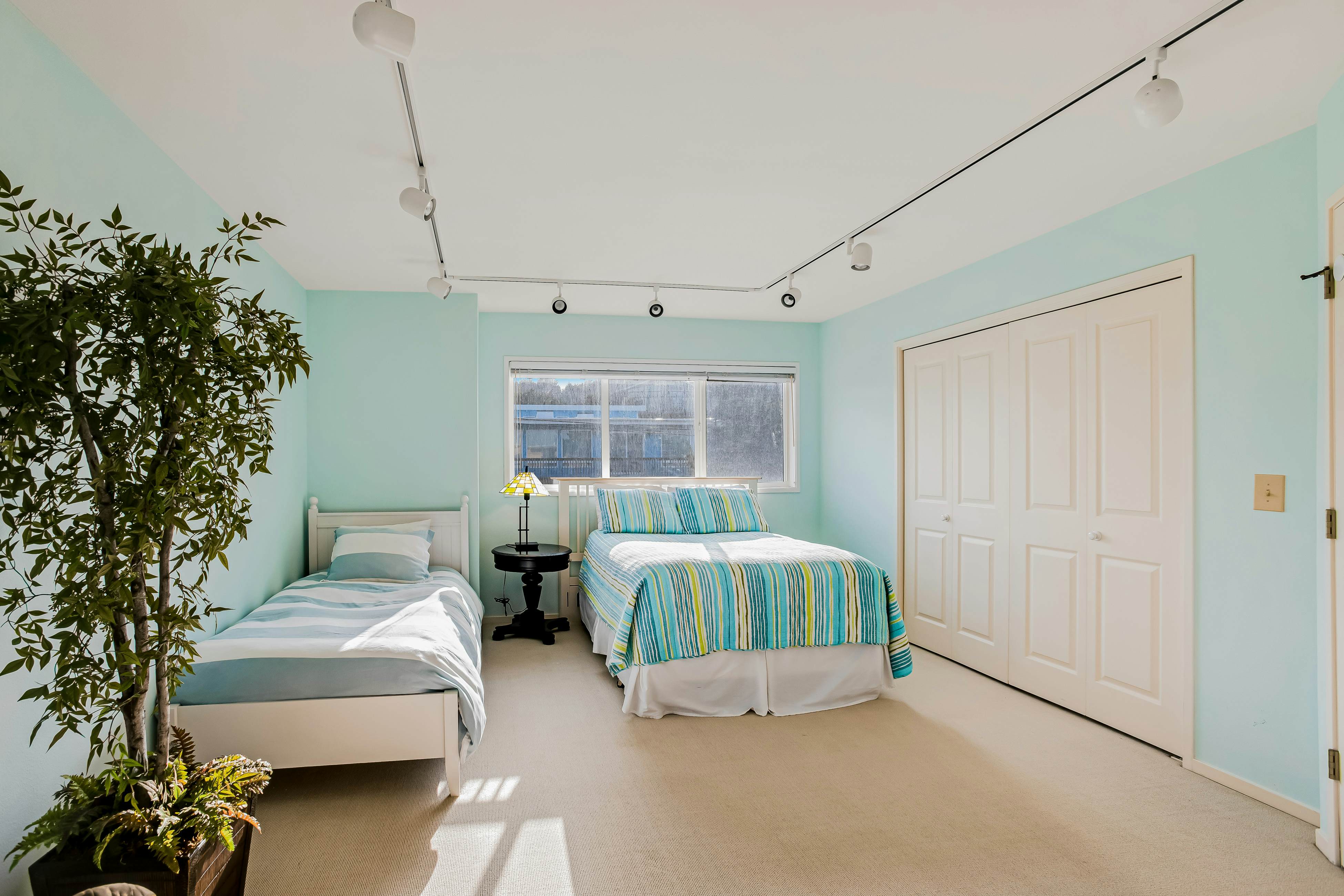 Stunning Oceanfront Retreat with Full Kitchen, Private Hot Tub, High-Speed WiFi