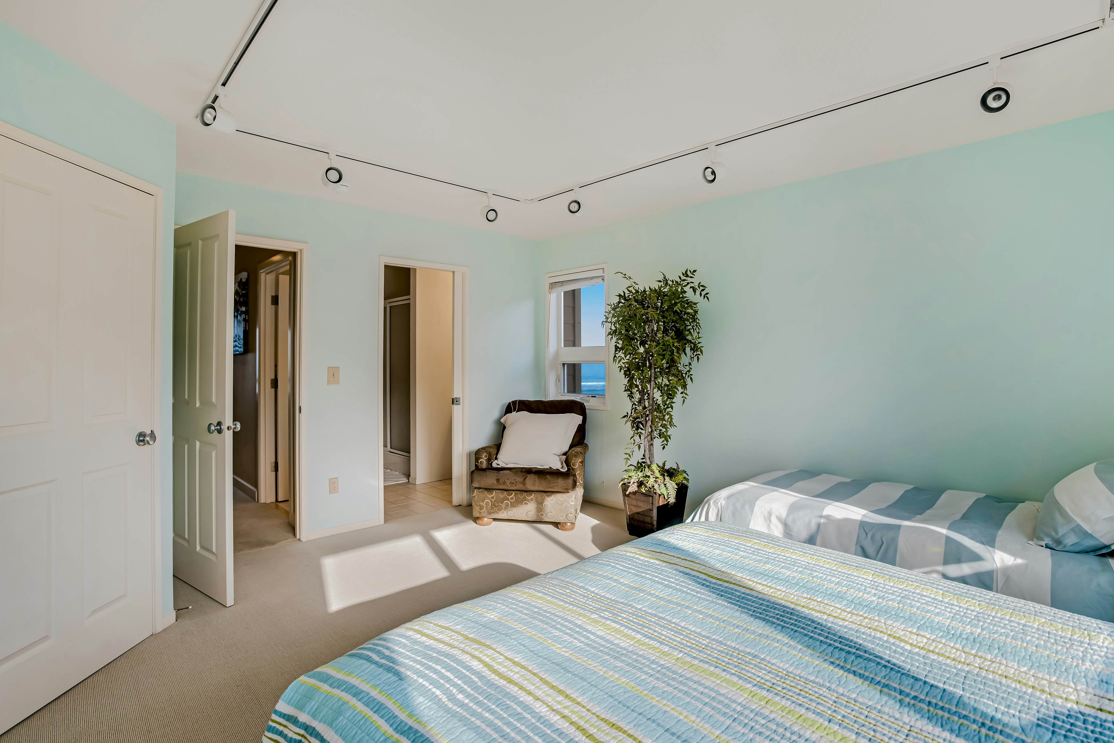 Stunning Oceanfront Retreat with Full Kitchen, Private Hot Tub, High-Speed WiFi