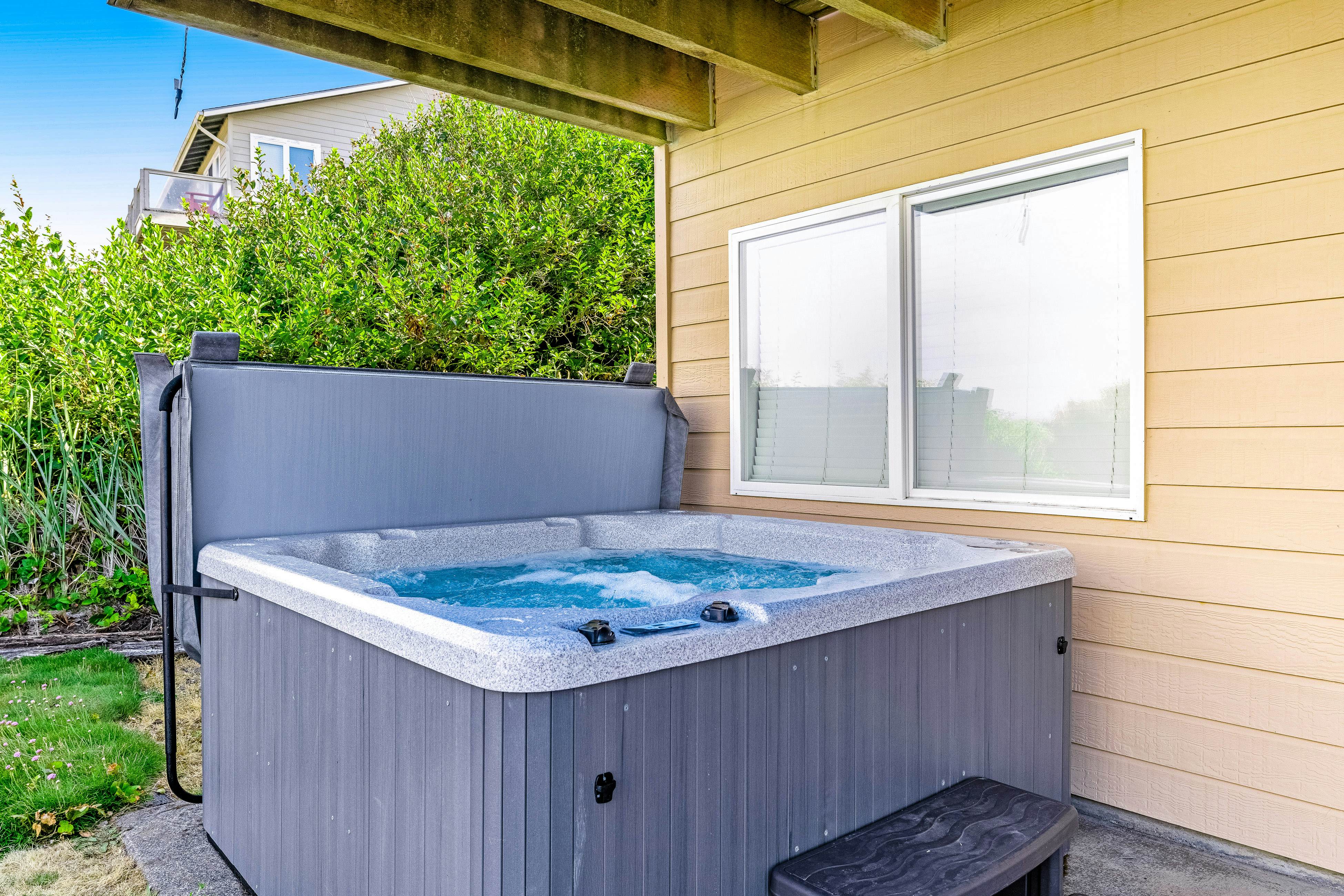 Stunning Oceanfront Retreat with Full Kitchen, Private Hot Tub, High-Speed WiFi