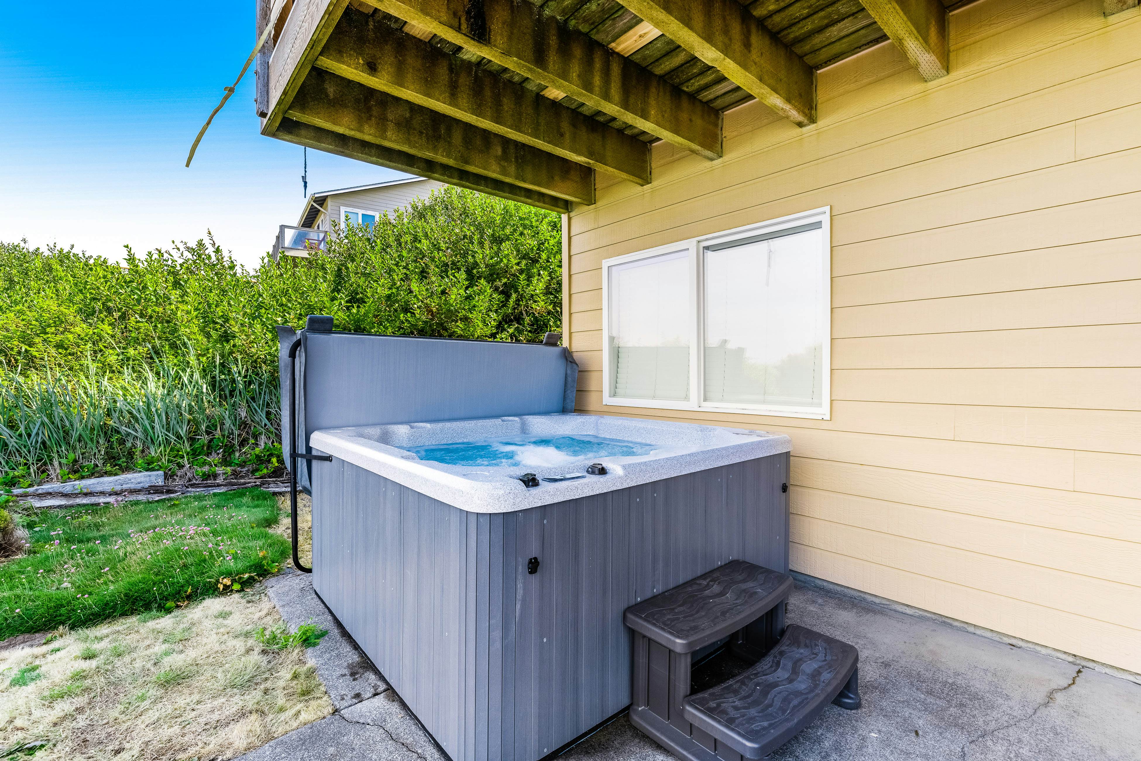 Stunning Oceanfront Retreat with Full Kitchen, Private Hot Tub, High-Speed WiFi