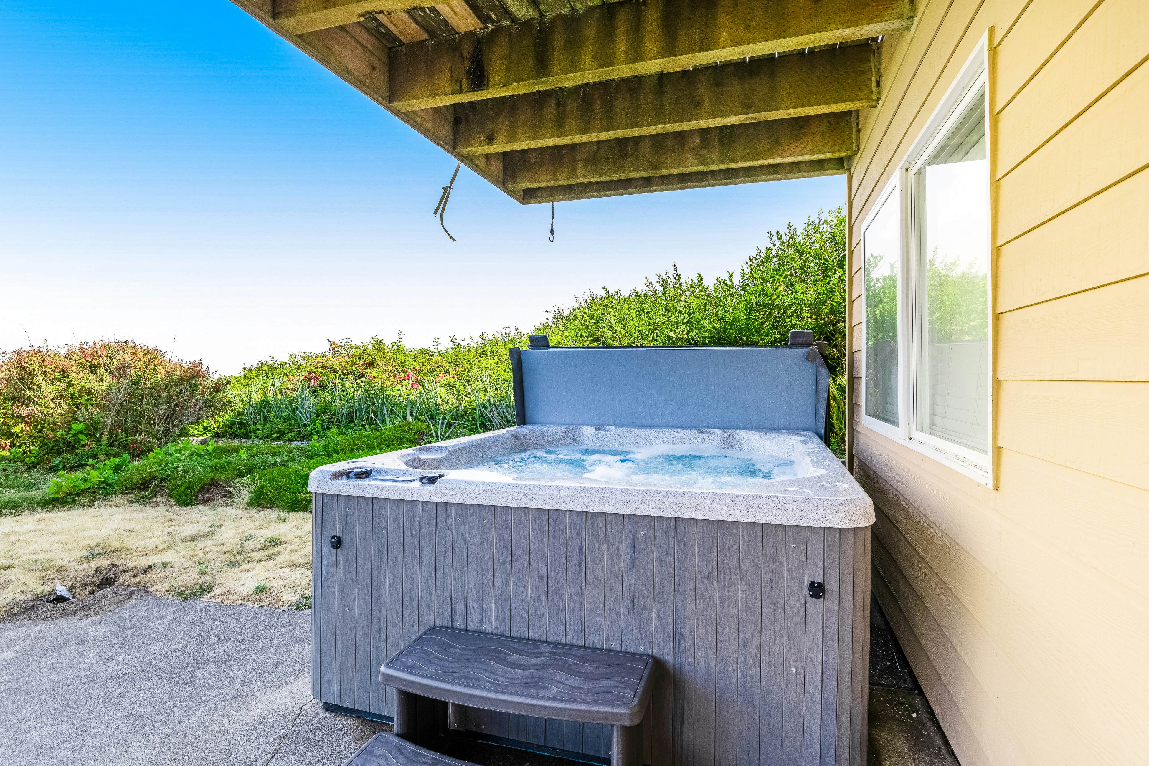 Stunning Oceanfront Retreat with Full Kitchen, Private Hot Tub, High-Speed WiFi