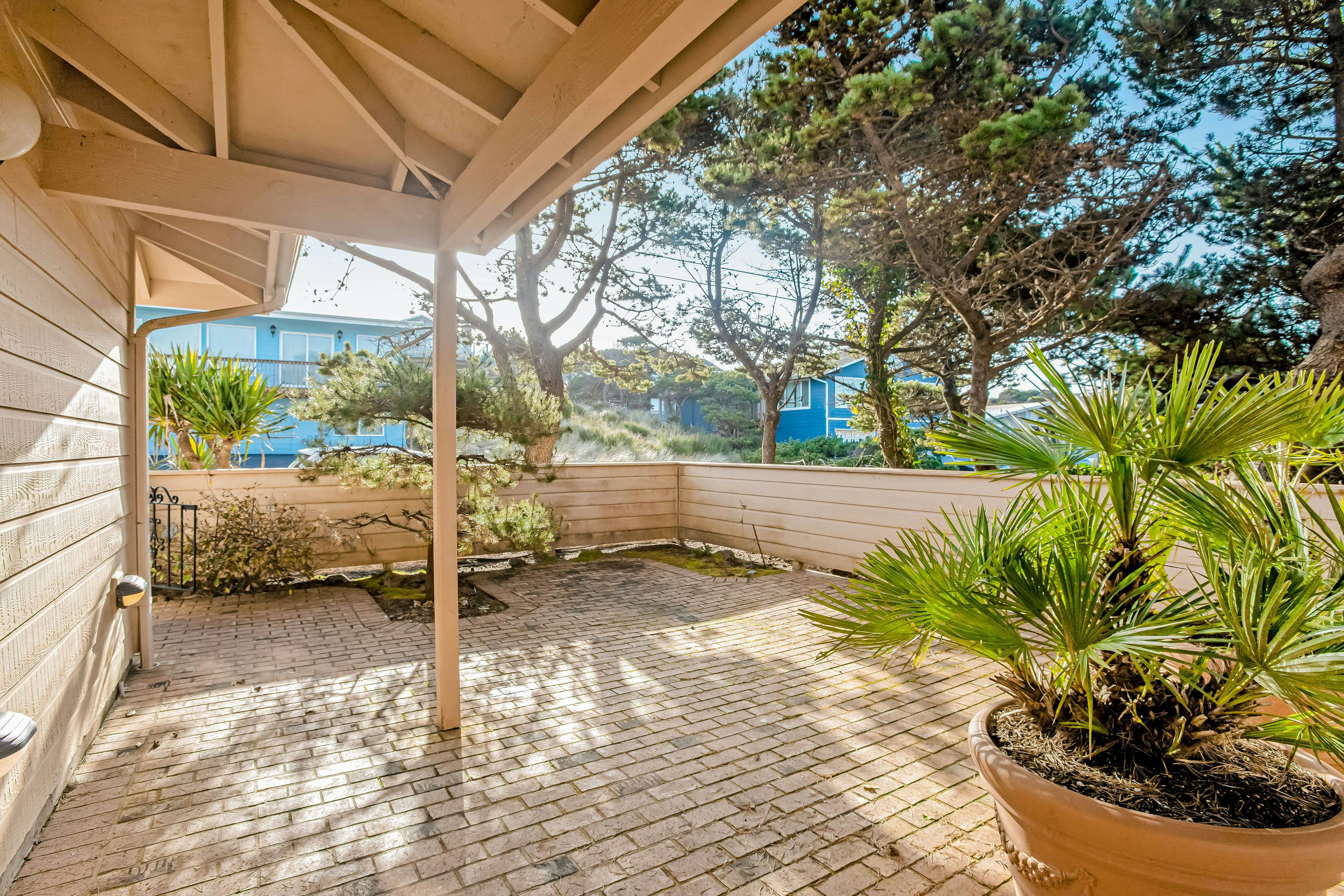 Stunning Oceanfront Retreat with Full Kitchen, Private Hot Tub, High-Speed WiFi