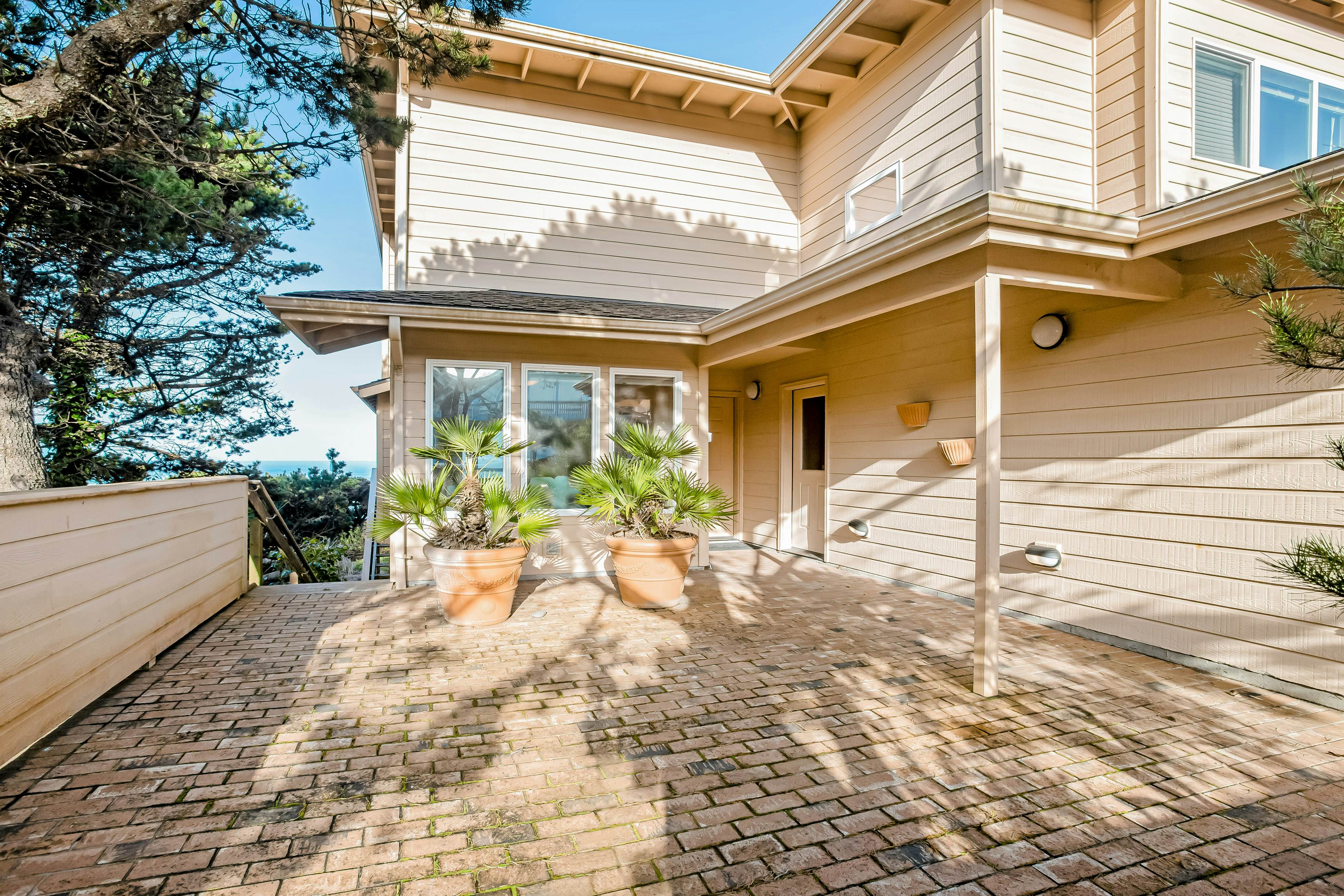 Stunning Oceanfront Retreat with Full Kitchen, Private Hot Tub, High-Speed WiFi