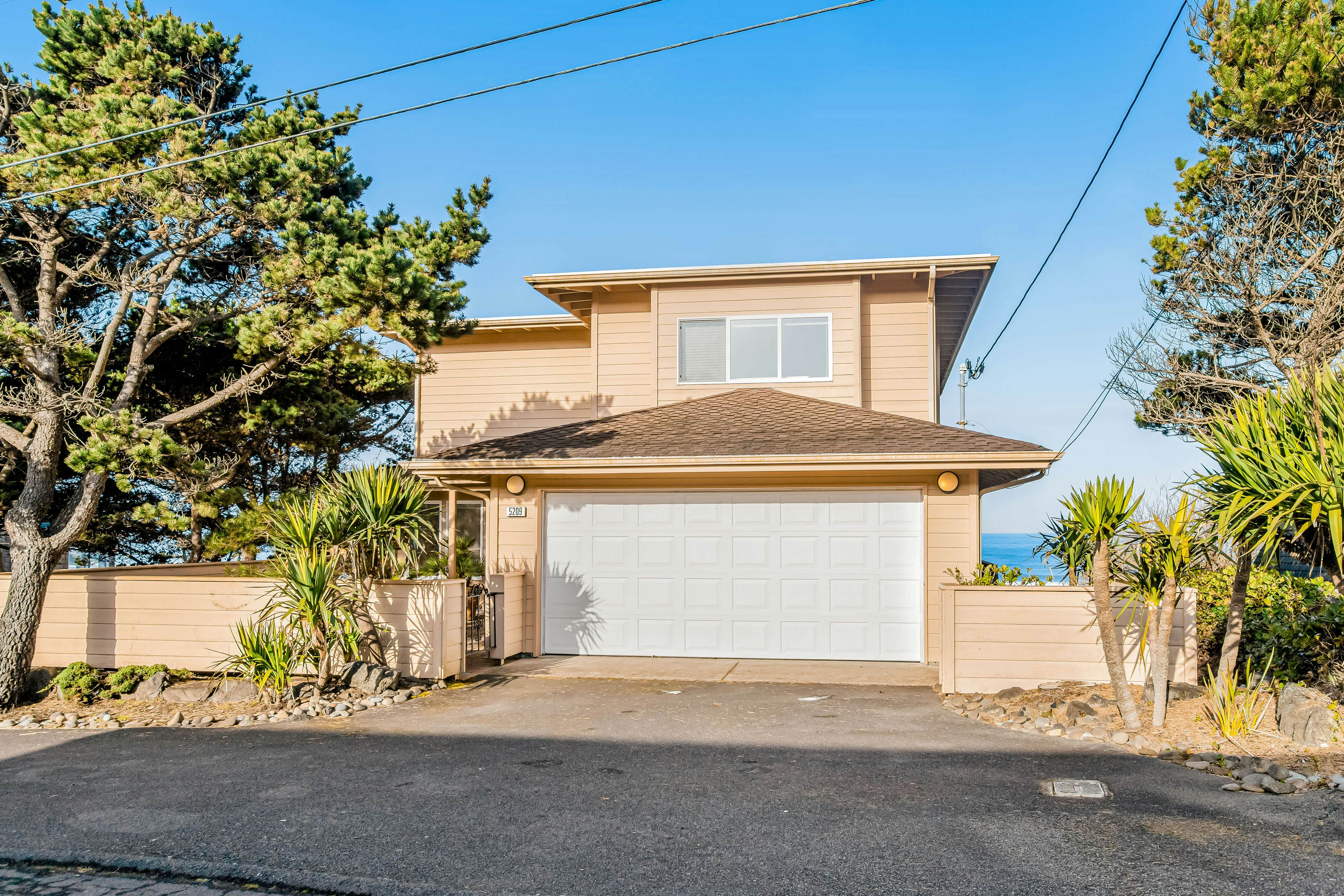 Stunning Oceanfront Retreat with Full Kitchen, Private Hot Tub, High-Speed WiFi