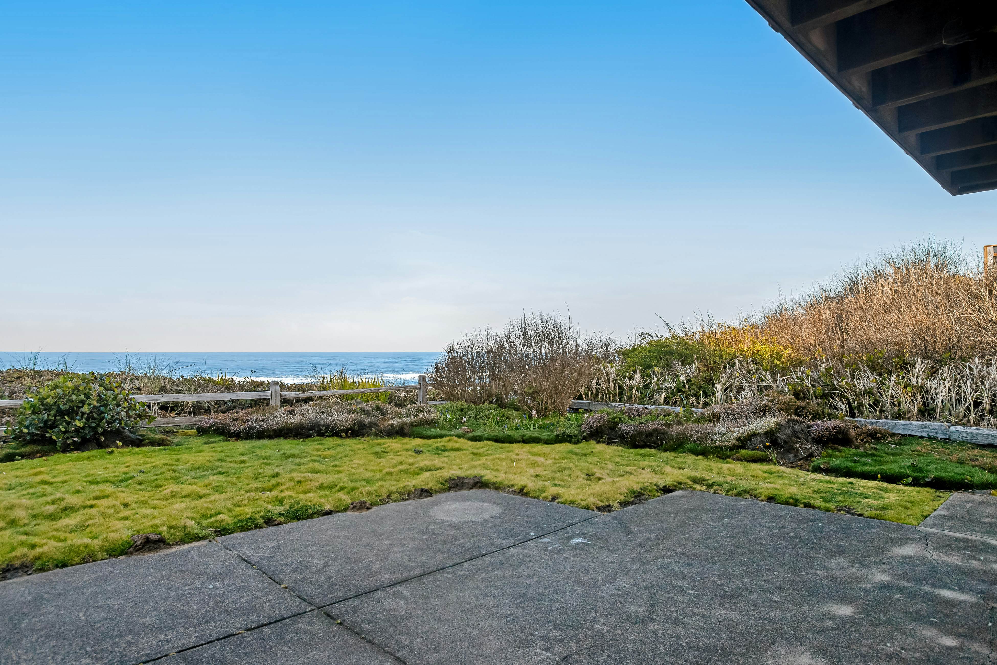 Stunning Oceanfront Retreat with Full Kitchen, Private Hot Tub, High-Speed WiFi