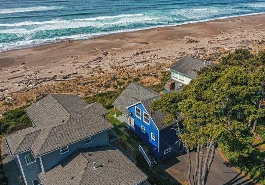 Coastal gem with ocean views, easy walk to beach, & WiFi