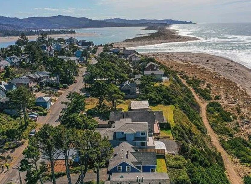 Coastal gem with ocean views, easy walk to beach, & WiFi