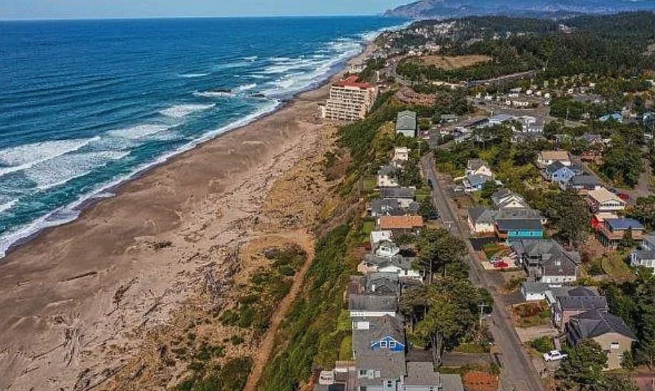 Coastal gem with ocean views, easy walk to beach, & WiFi