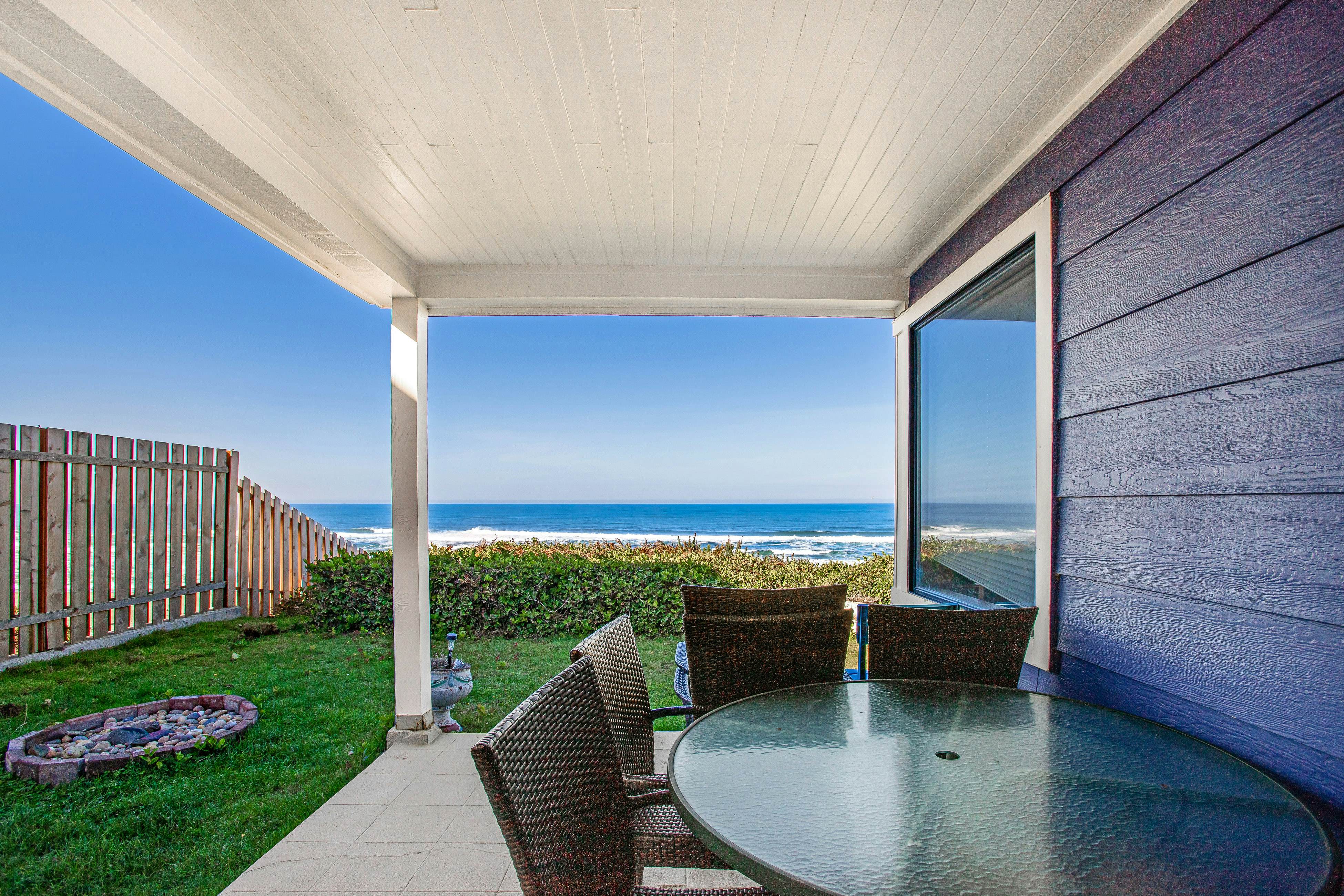 Coastal gem with ocean views, easy walk to beach, & WiFi