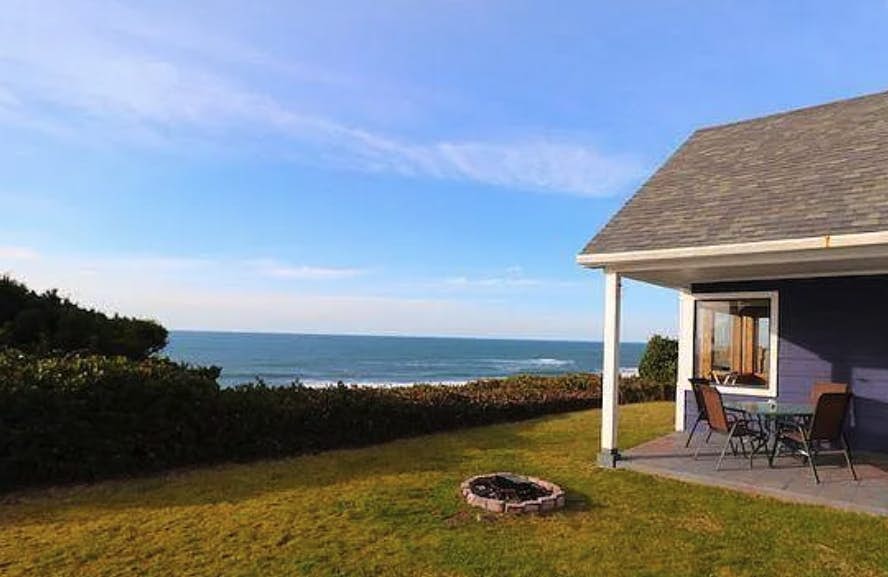 Coastal gem with ocean views, easy walk to beach, & WiFi