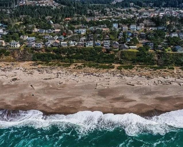 Coastal gem with ocean views, easy walk to beach, & WiFi