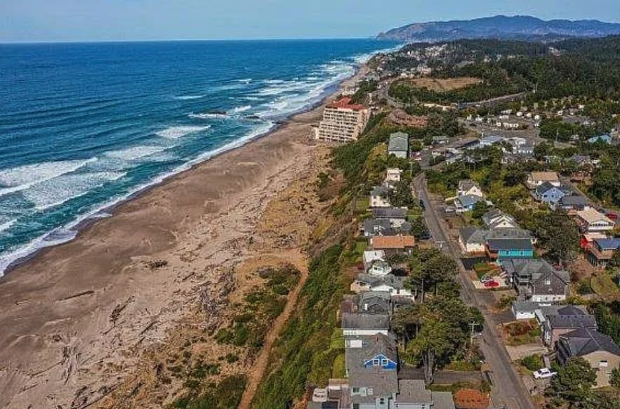 Coastal gem with ocean views, easy walk to beach, & WiFi