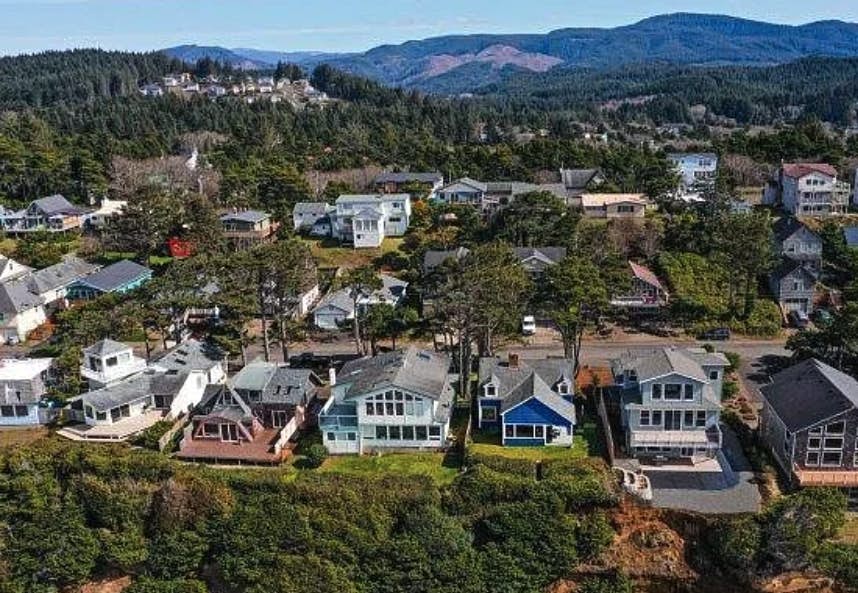 Coastal gem with ocean views, easy walk to beach, & WiFi