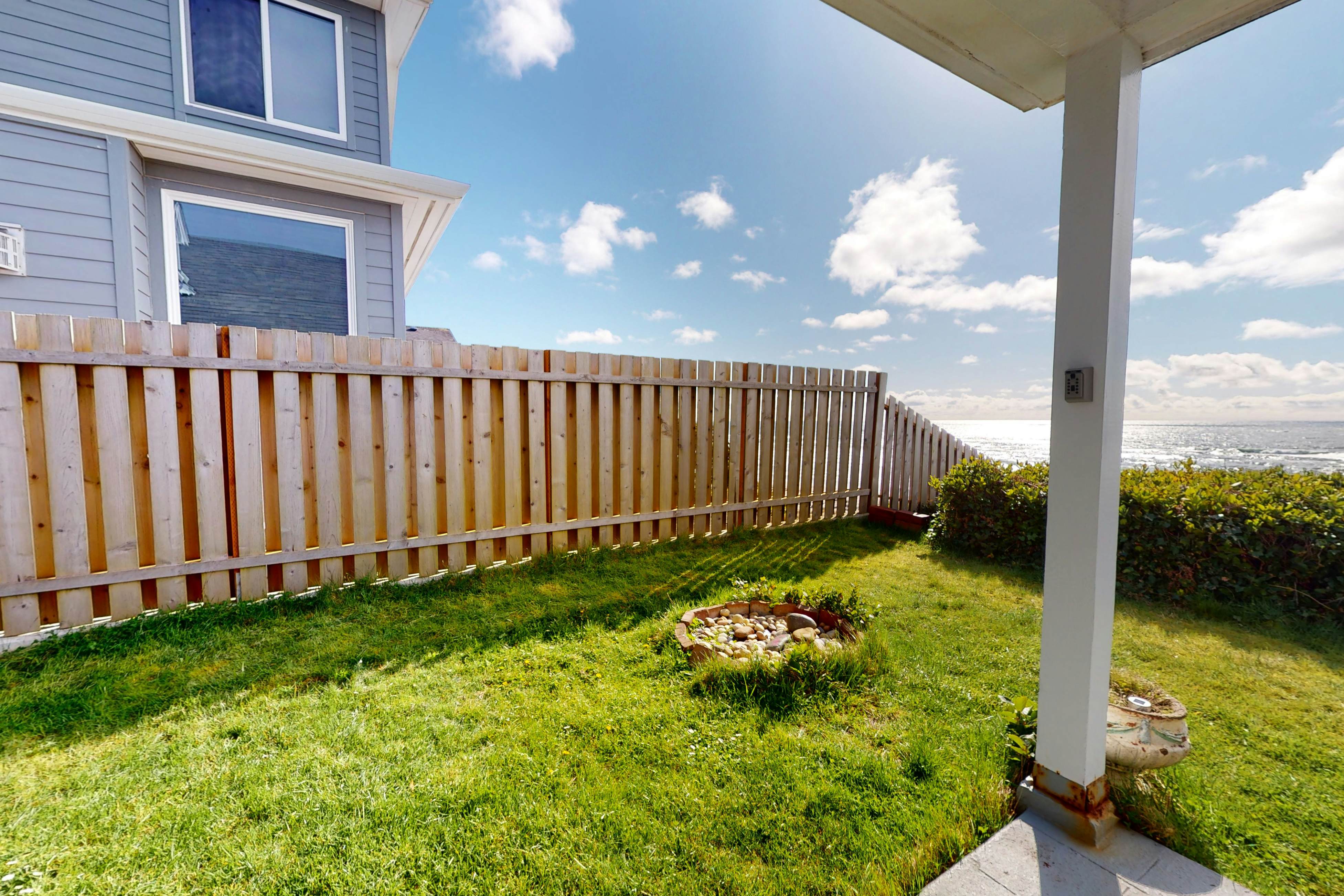 Coastal gem with ocean views, easy walk to beach, & WiFi