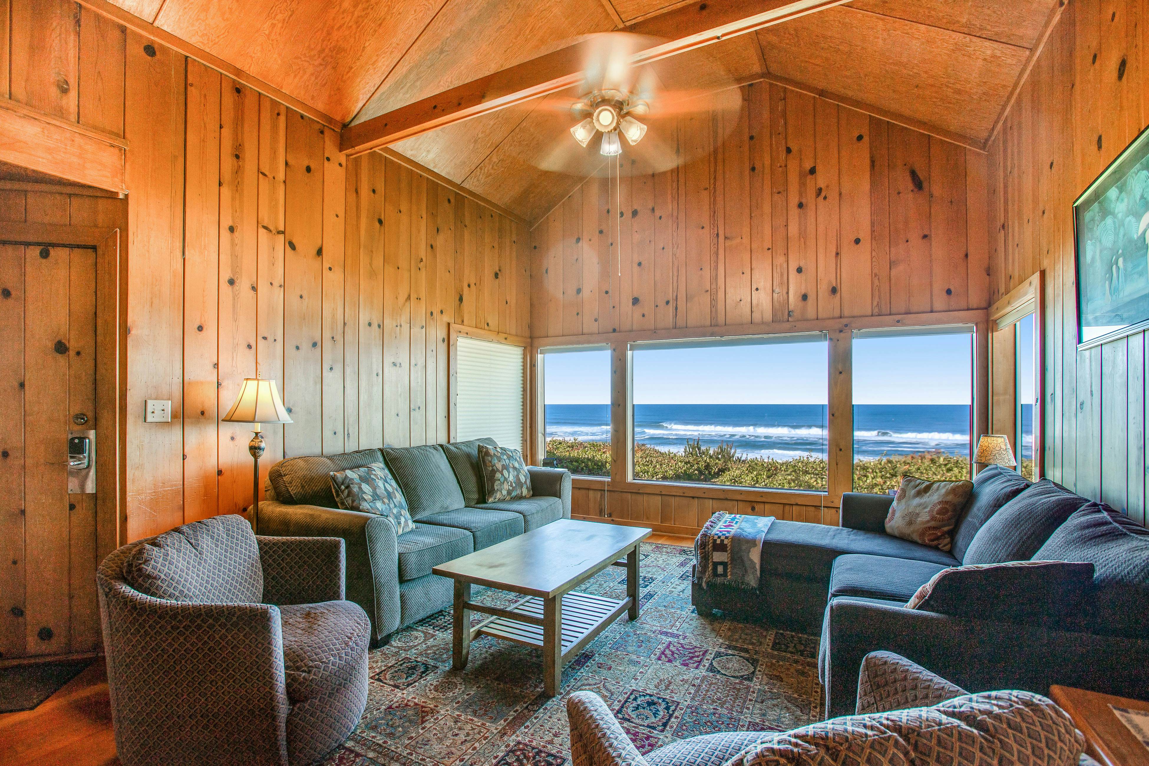 Coastal gem with ocean views, easy walk to beach, & WiFi