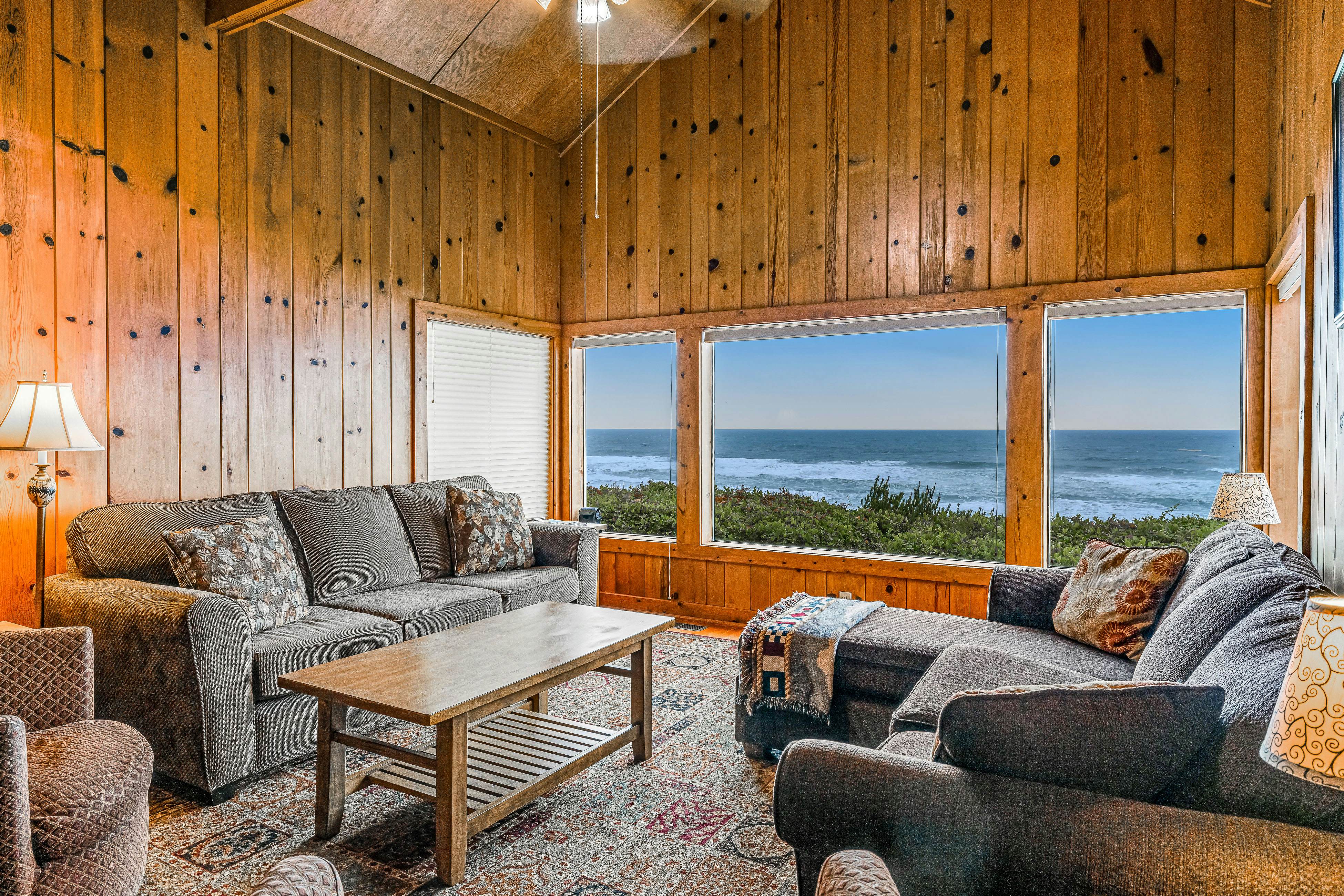 Coastal gem with ocean views, easy walk to beach, & WiFi