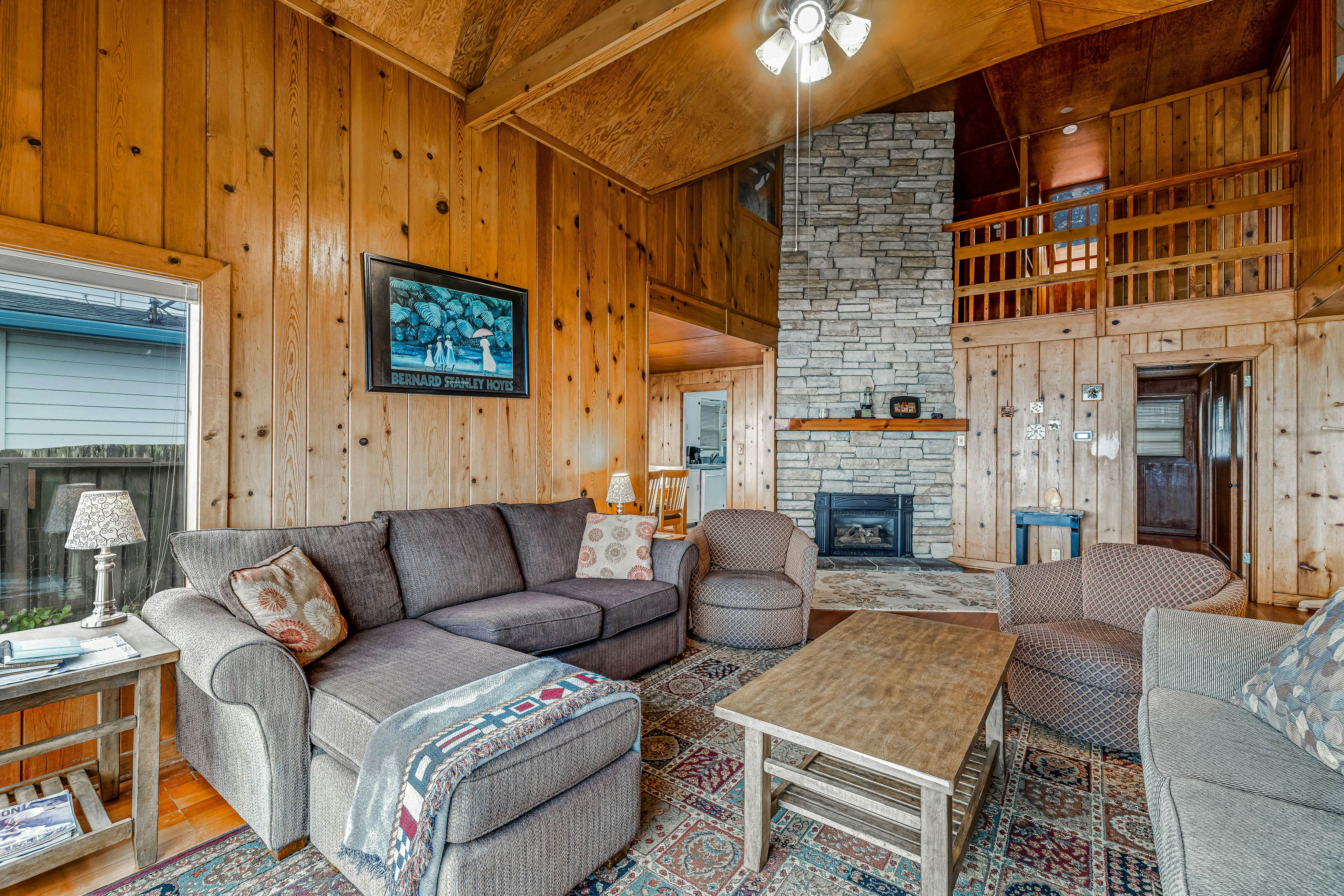 Coastal gem with ocean views, easy walk to beach, & WiFi