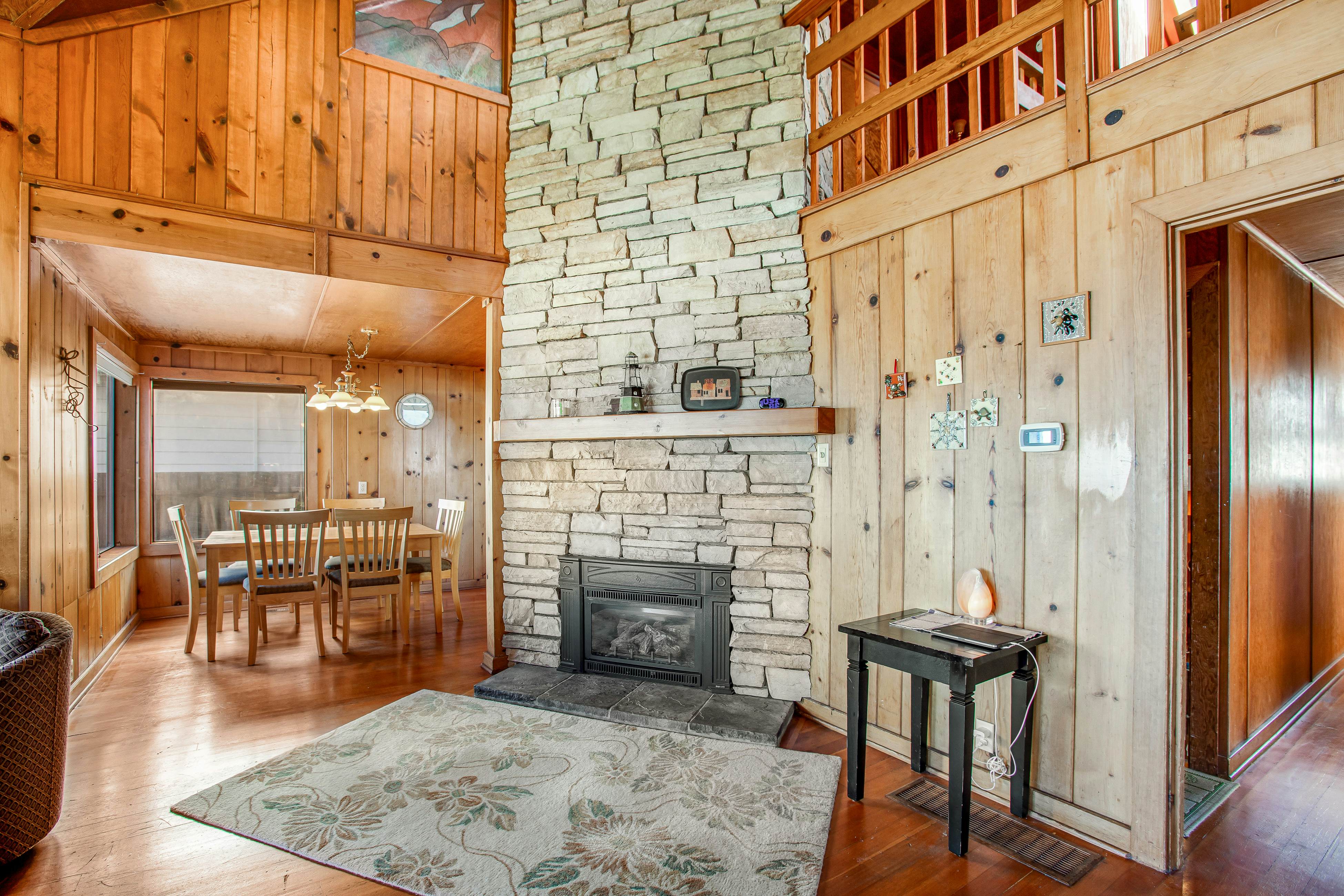 Coastal gem with ocean views, easy walk to beach, & WiFi