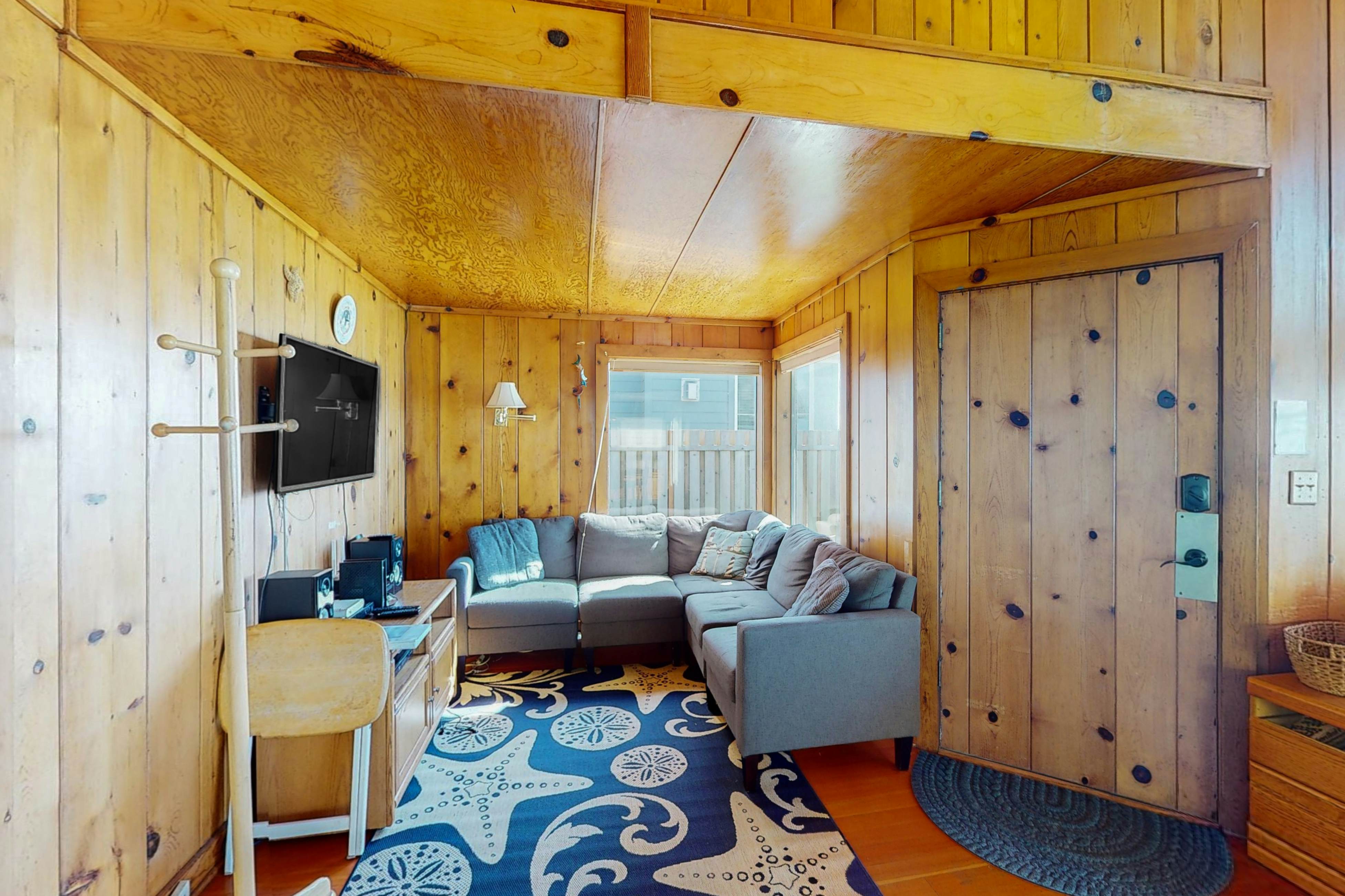 Coastal gem with ocean views, easy walk to beach, & WiFi