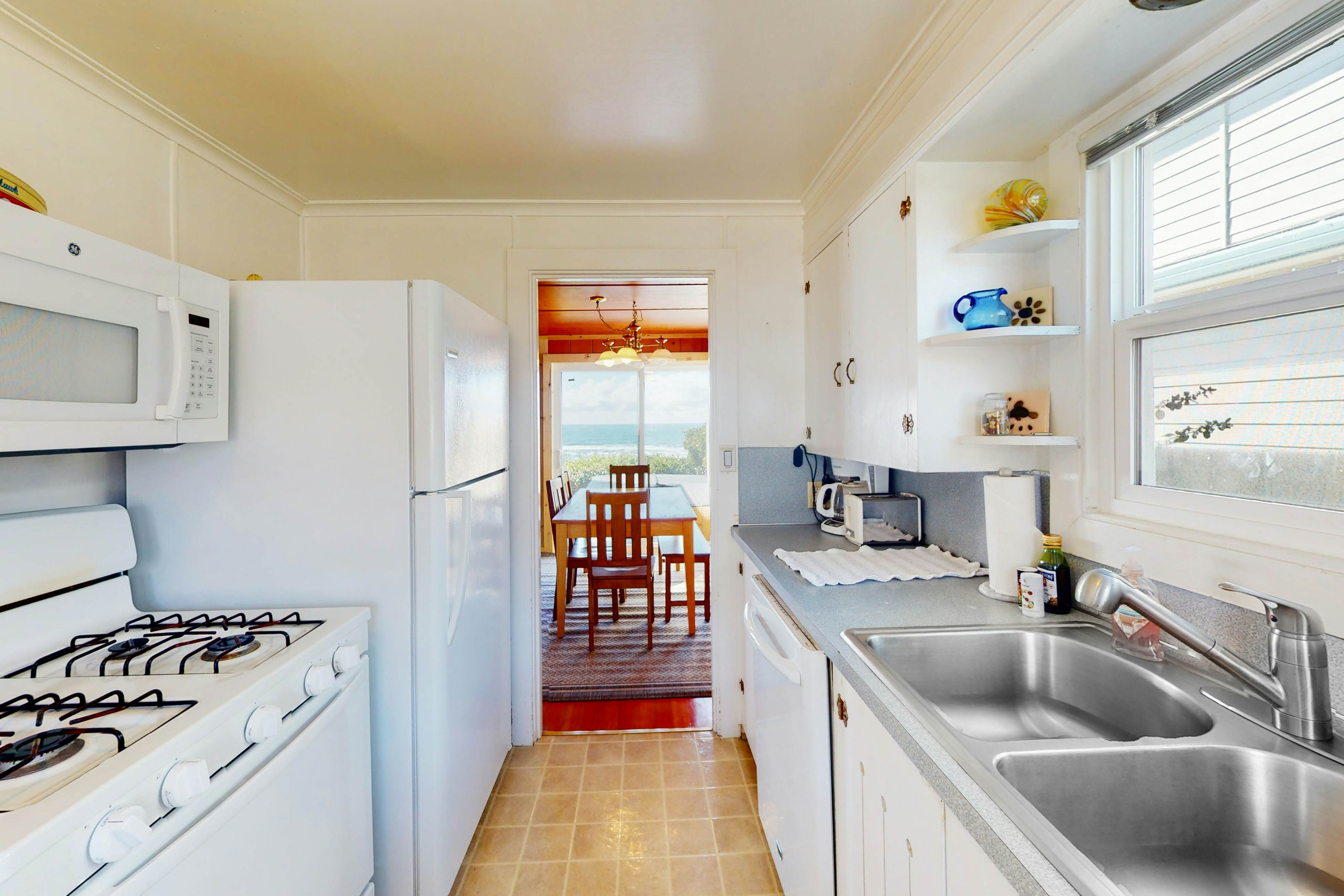 Coastal gem with ocean views, easy walk to beach, & WiFi