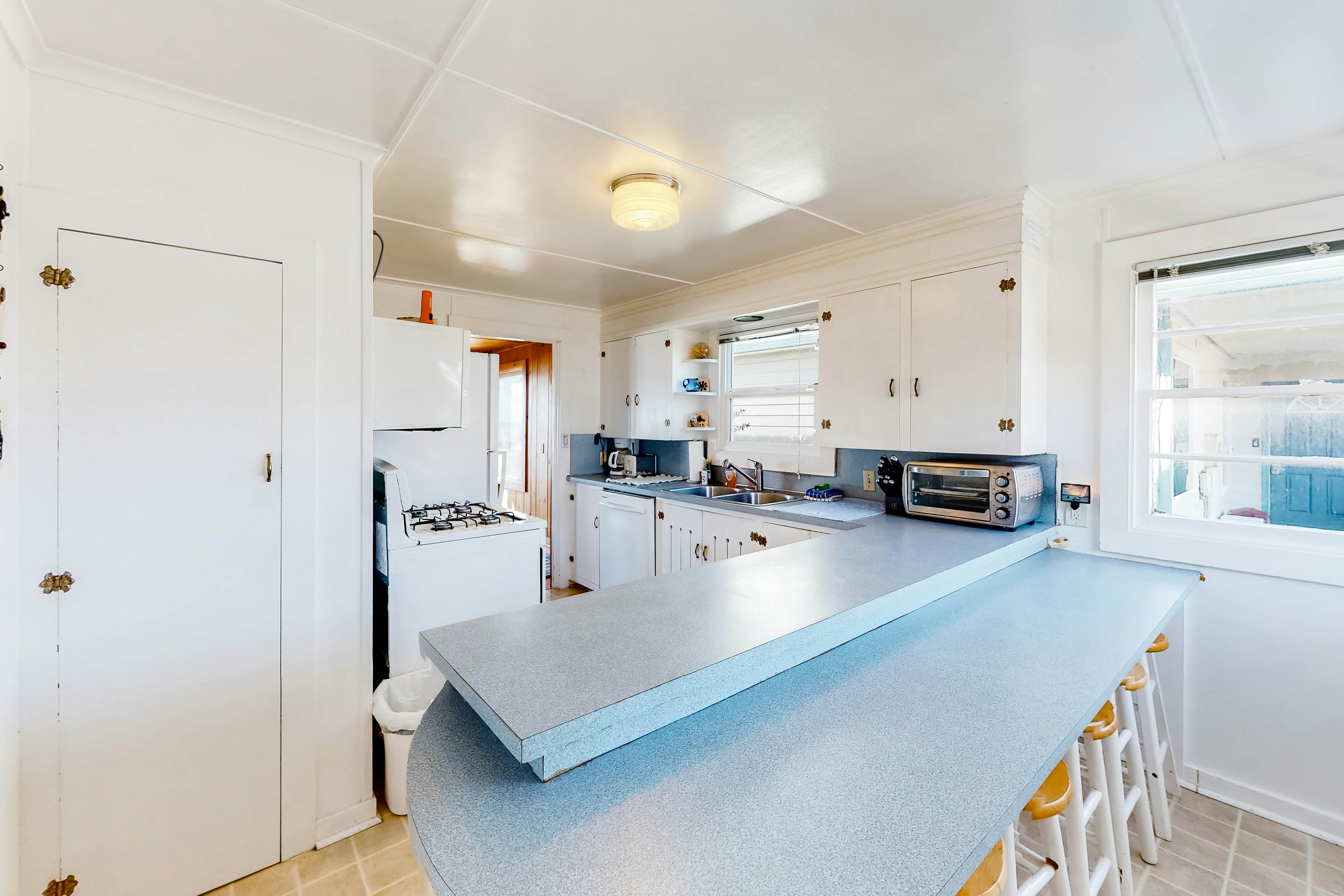 Coastal gem with ocean views, easy walk to beach, & WiFi