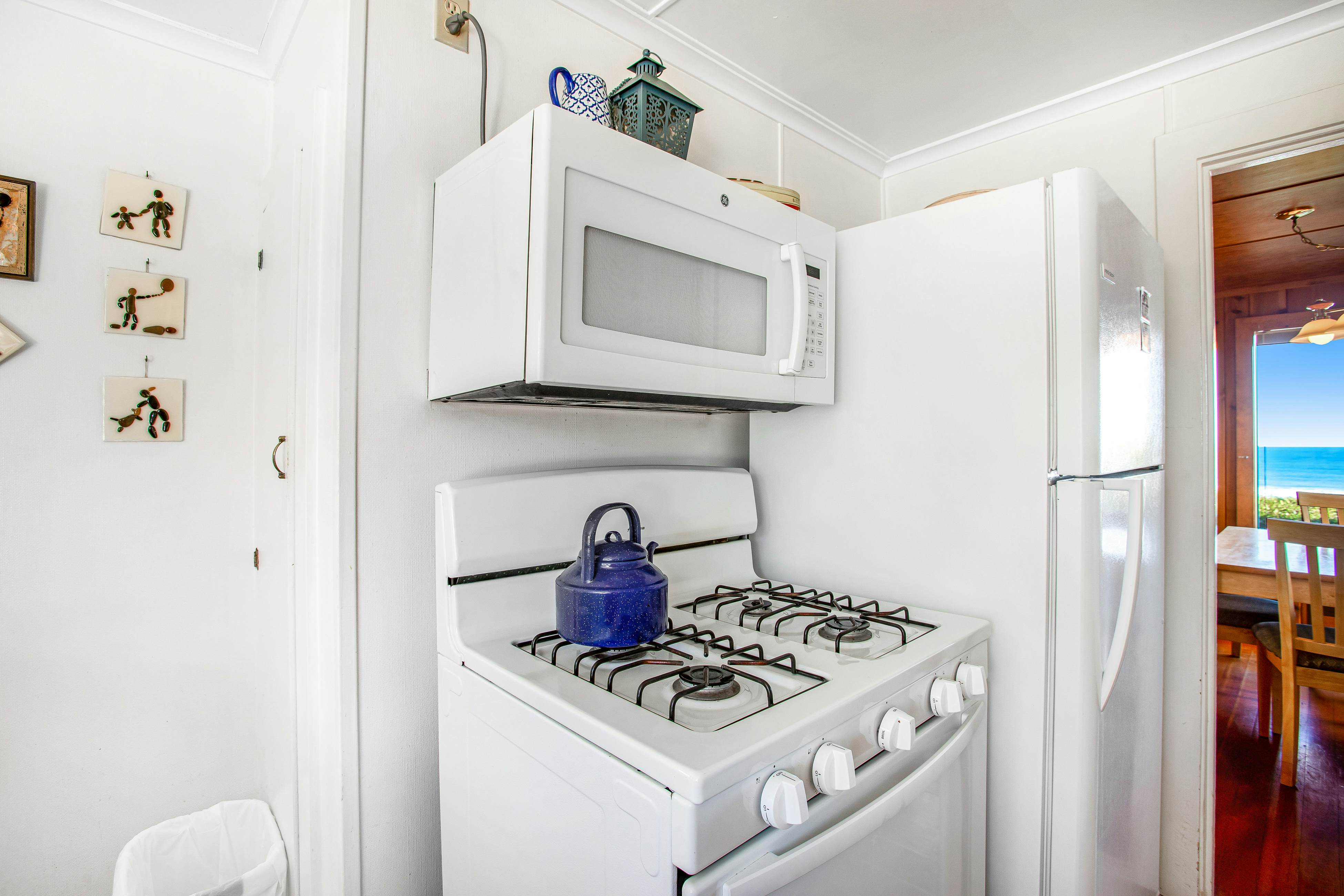 Coastal gem with ocean views, easy walk to beach, & WiFi