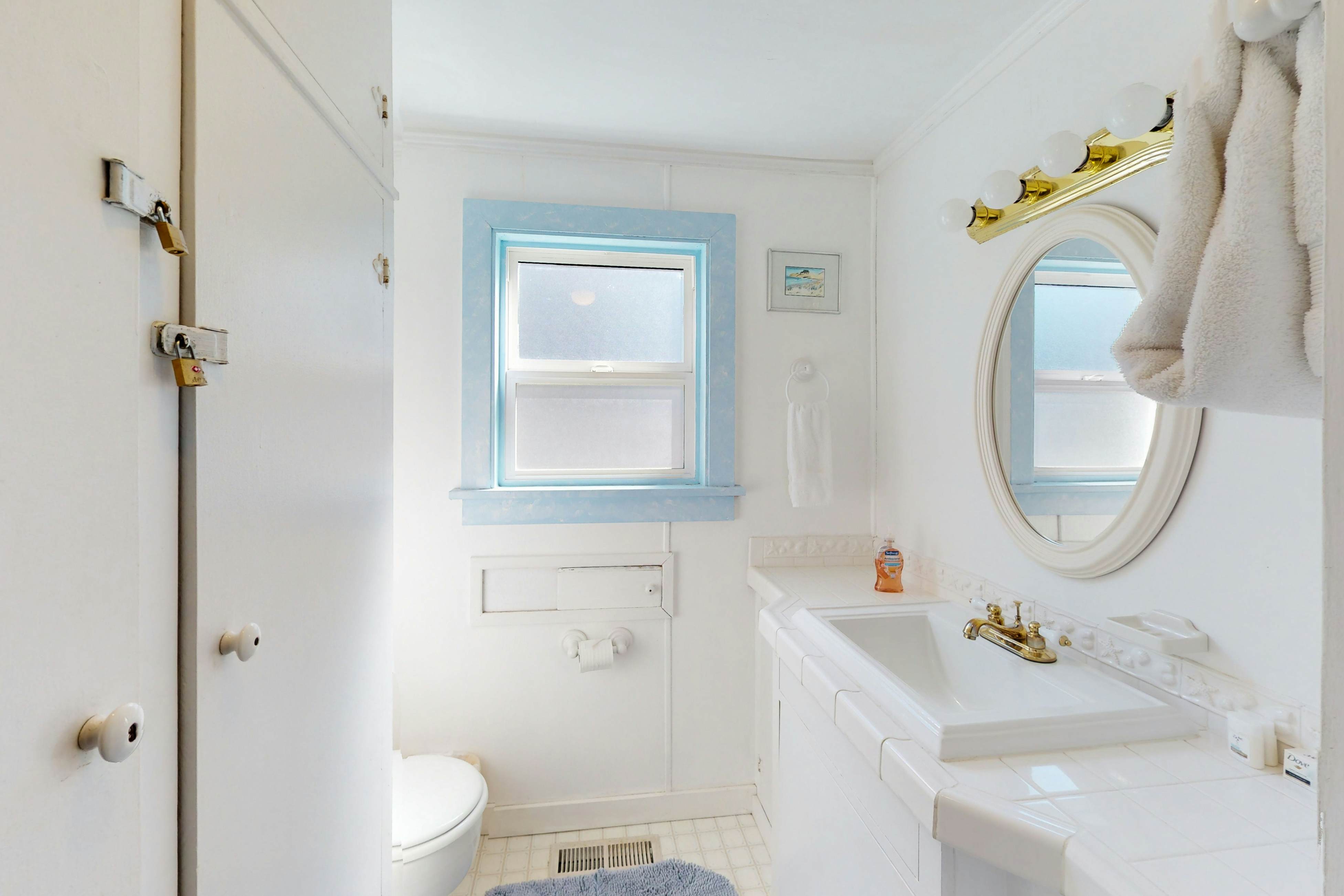 Coastal gem with ocean views, easy walk to beach, & WiFi